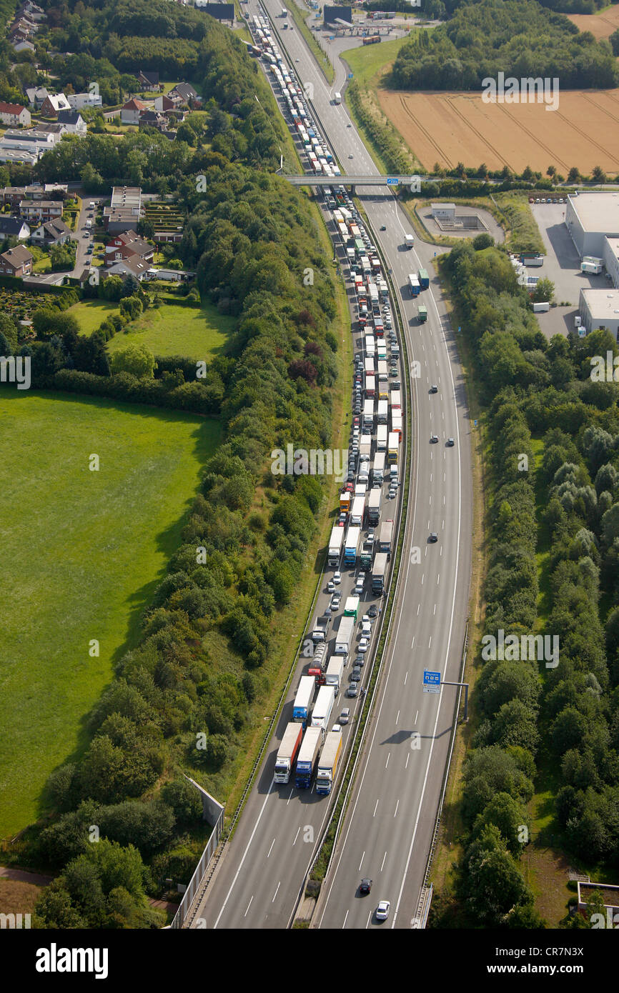 Antenne zu sehen, Verkehr, gesichert durch einen Unfall mit einem LKW was Schließung von der Autobahn, Autobahn A2 zwischen Stockfoto