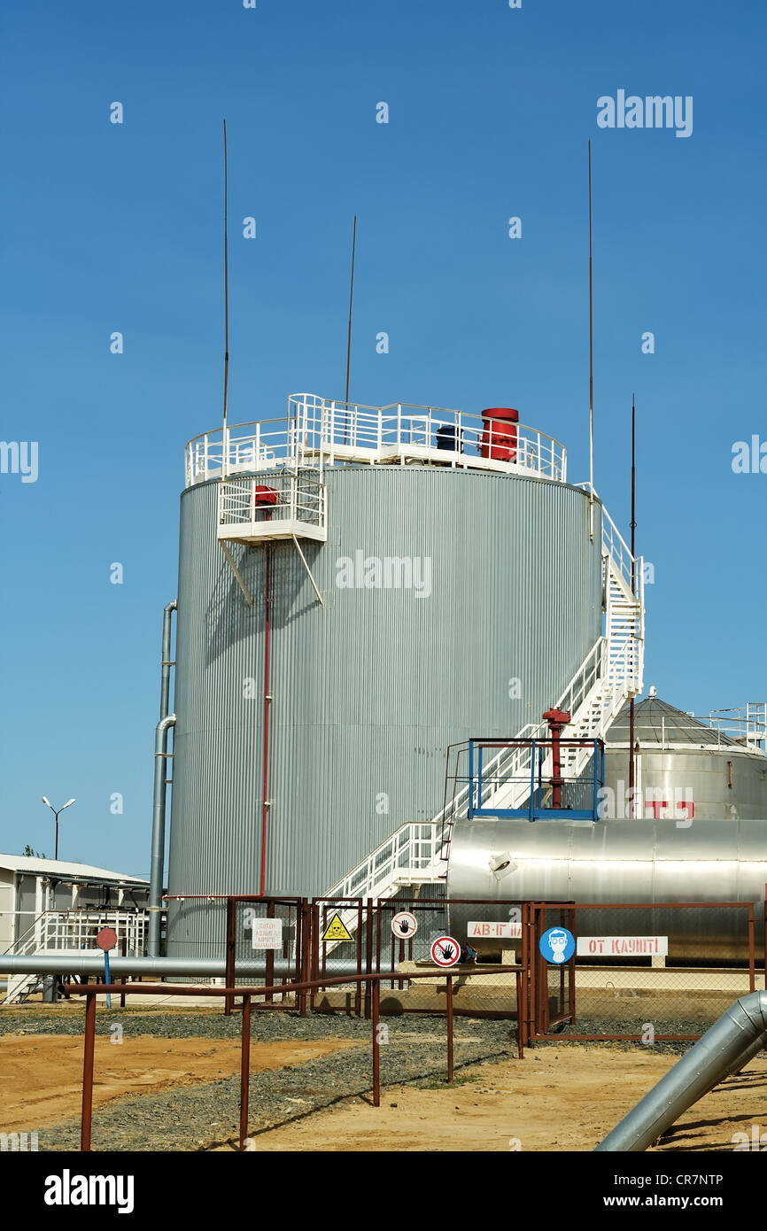 Barriere, Chemie, Anlage, enthalten, Wellpappe, Wellpappe Eisen, Tag, Ausrüstung, Fabrik, entzündlich, Flüssigkeit, Treibstoff, Gas, Manometer, ich Stockfoto