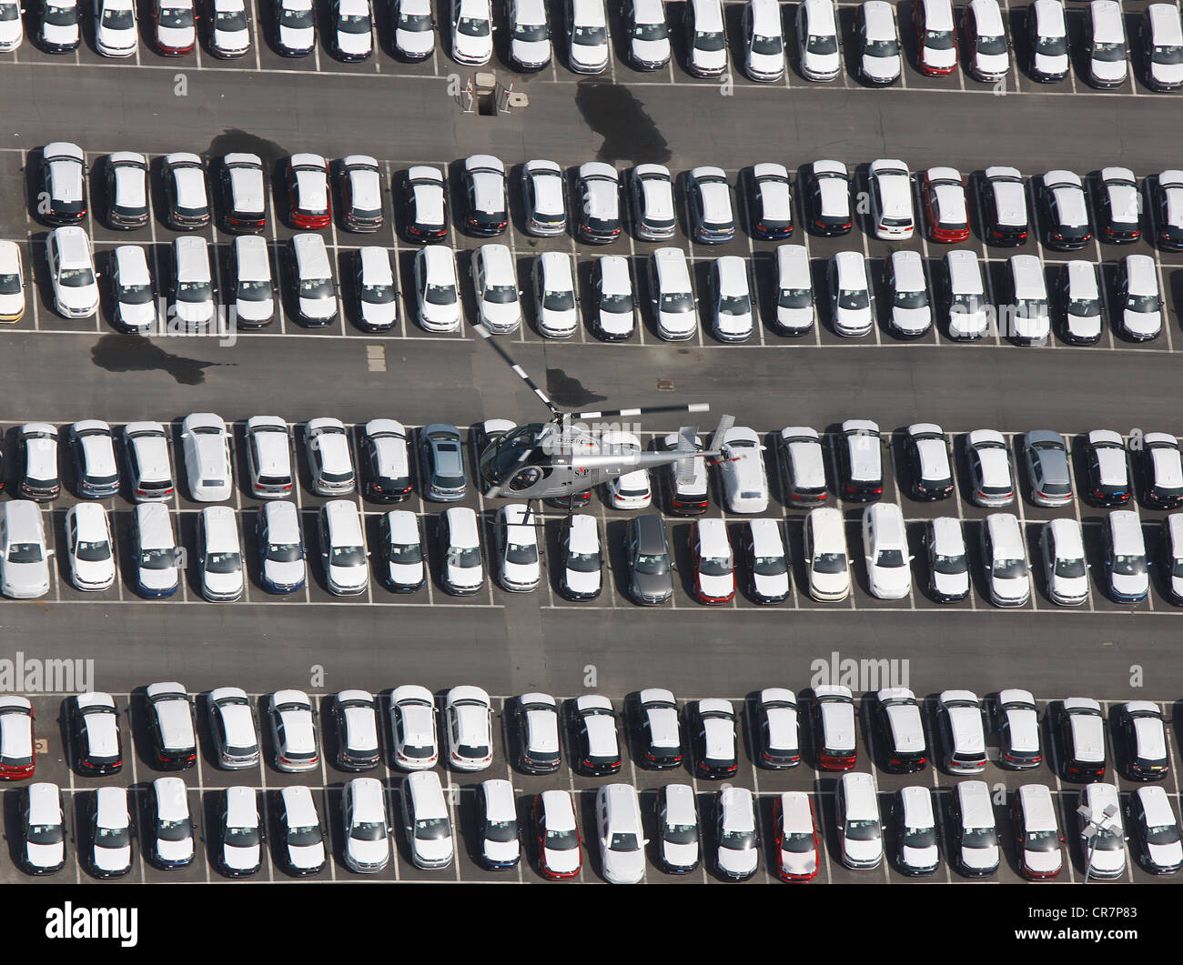 Luftaufnahme, Hubschrauber fliegen über das VW-Werk Parkplatz Website, Neuwagen, Volkswagen-Werk, Autostadt, Wolfsburg, Niedersachsen Stockfoto