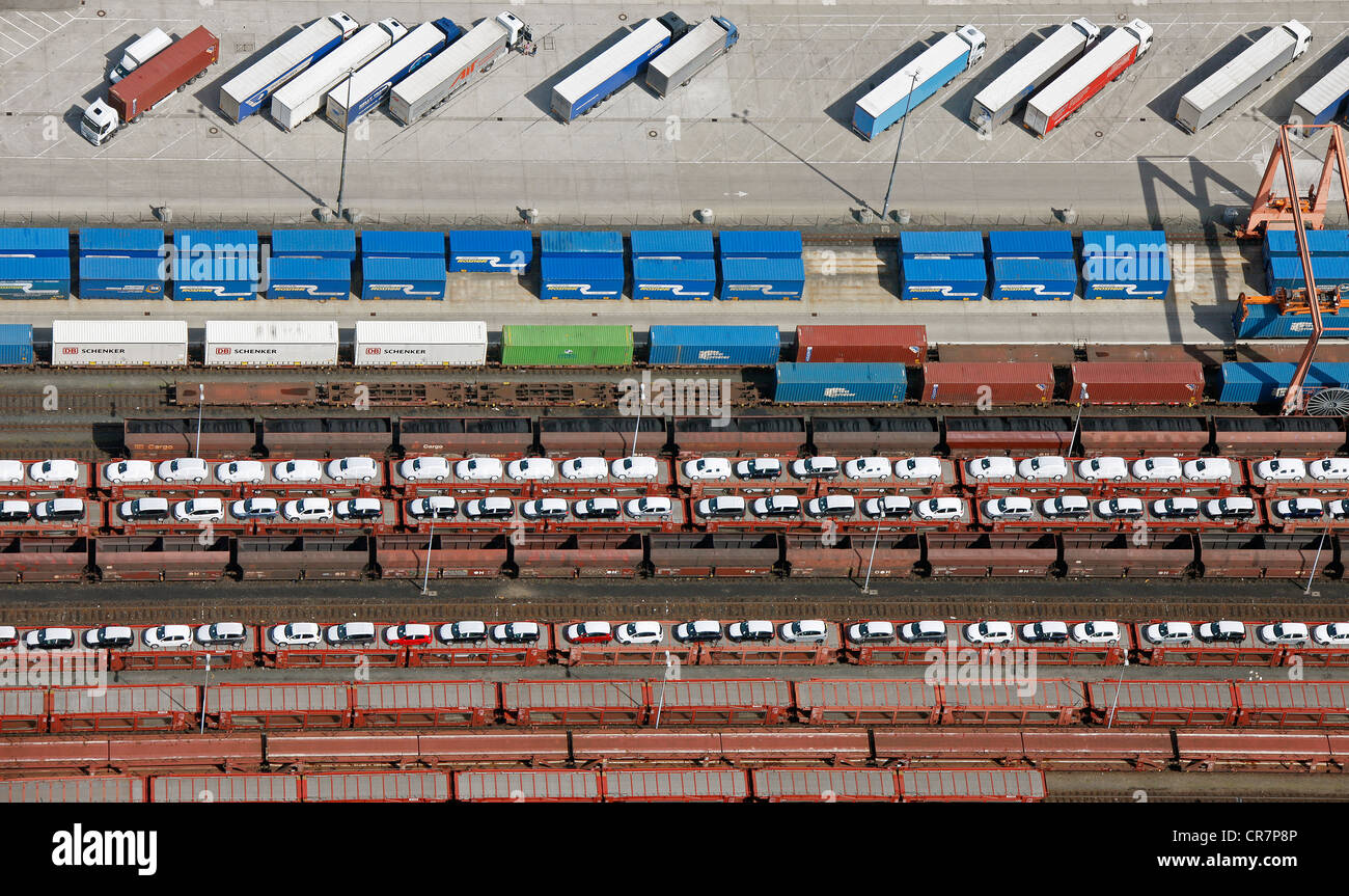 Luftaufnahme, neue Autos, Container und Schiene, Verladung, Transport von Autos mit dem Zug, Volkswagen-Werk, Autostadt, Wolfsburg Stockfoto