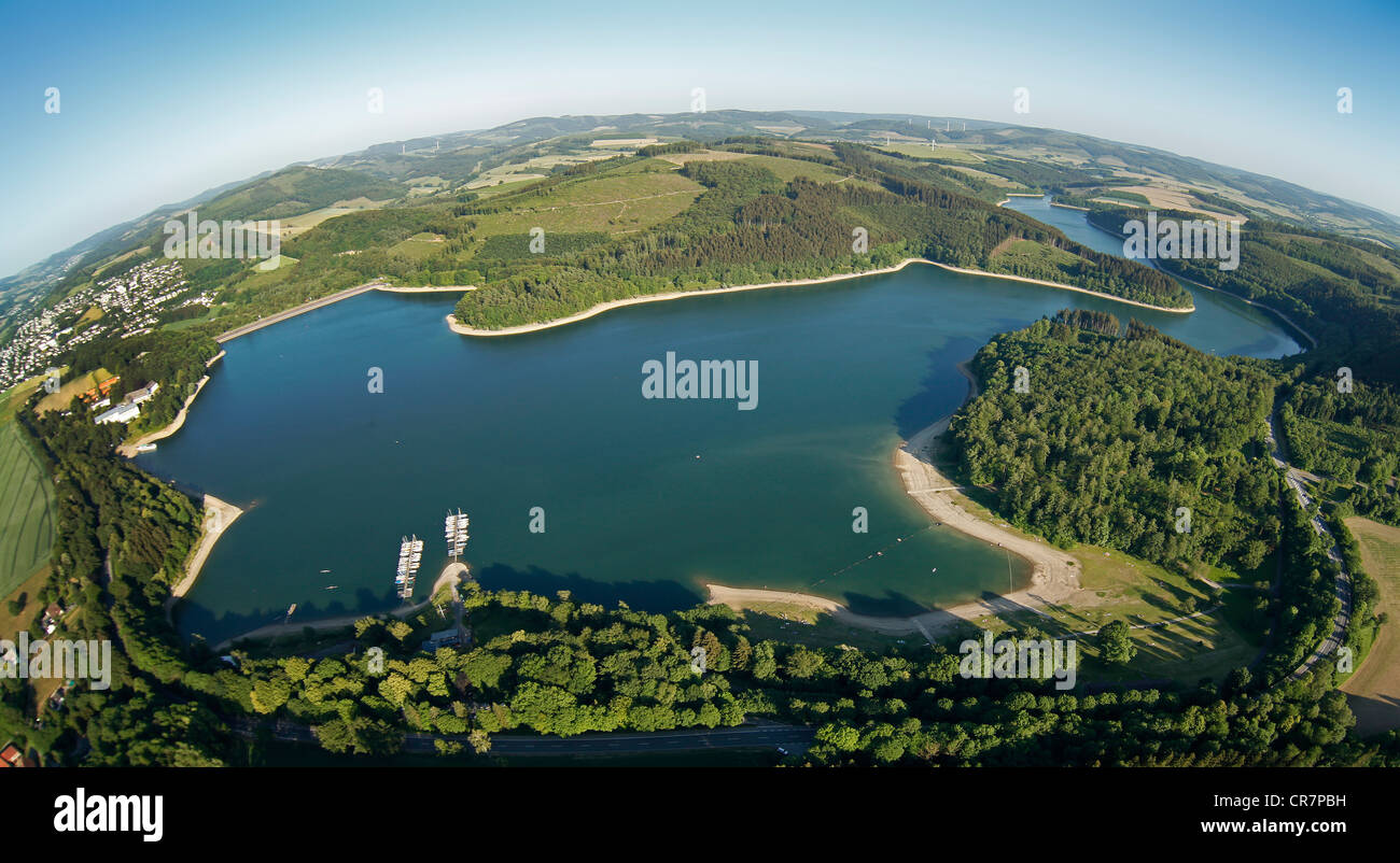 Luftaufnahme, fisheye erschossen, Stausee Hennetalsperre, Naturpark Homert Naturpark in der Nähe von Meschede, Hochsauerlandkreis Bereich Stockfoto