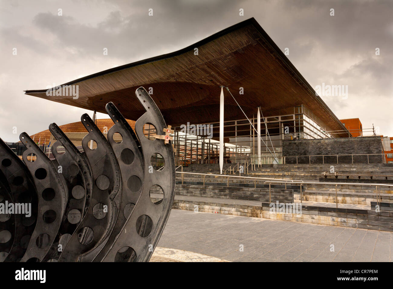 Waliser Versammlung Gebäude Cardiff Bay zeigt Gewitterwolken Stockfoto