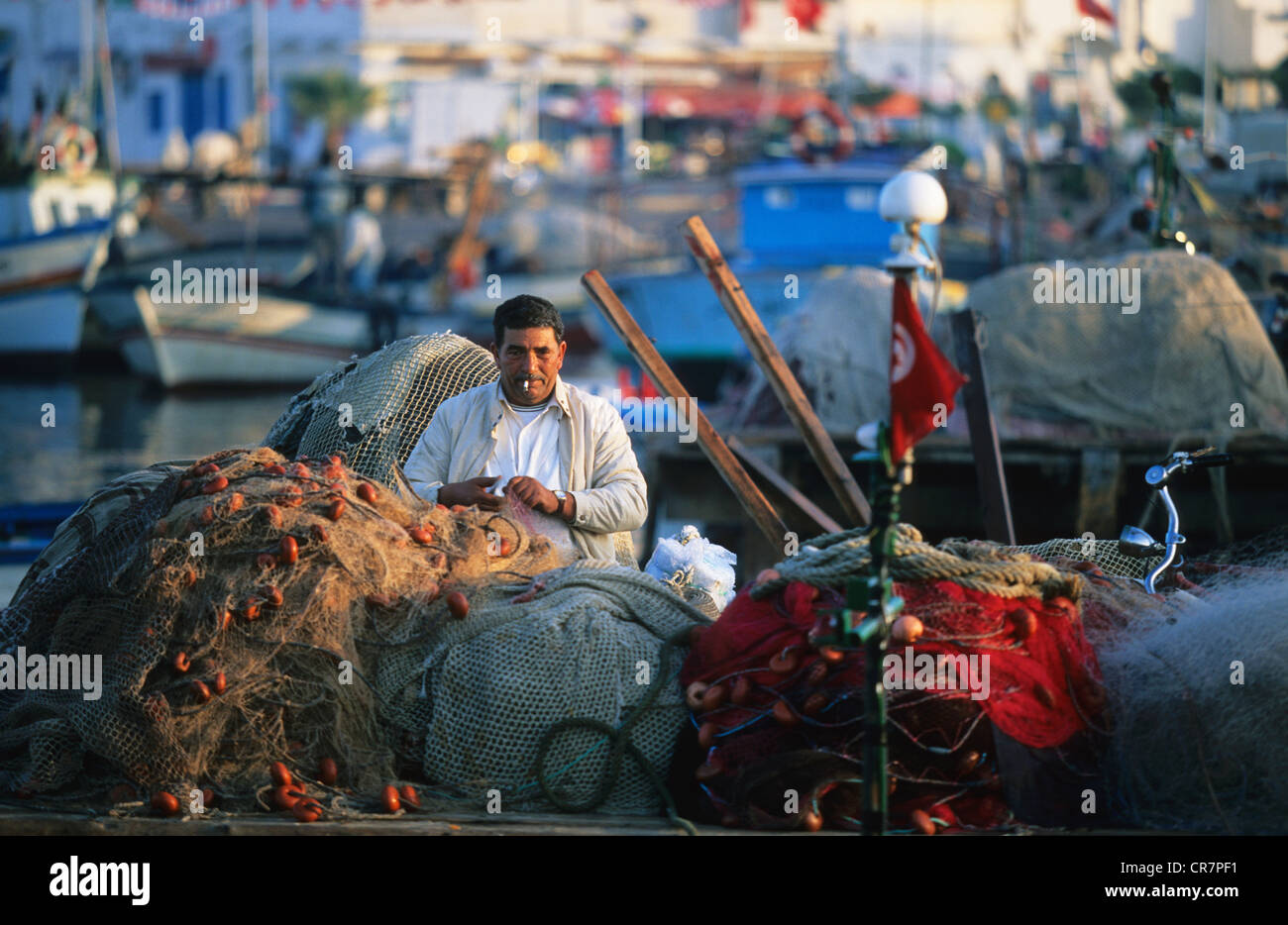 Tunesien, Mahdia Governorate, Mahdia Stadt, Hafen, Fischer die Netze nochmal Stockfoto