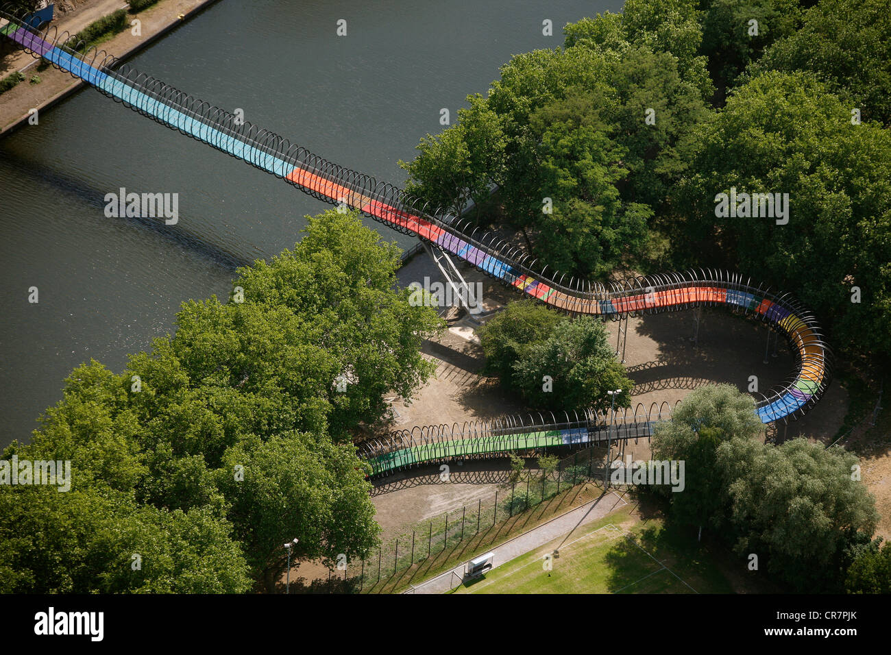 Luftaufnahme, Slinky Springs zu Ruhm, beleuchtete Skulptur von Tobias Rehberger auf Fußgänger und Fahrrad Brücke über die Stockfoto