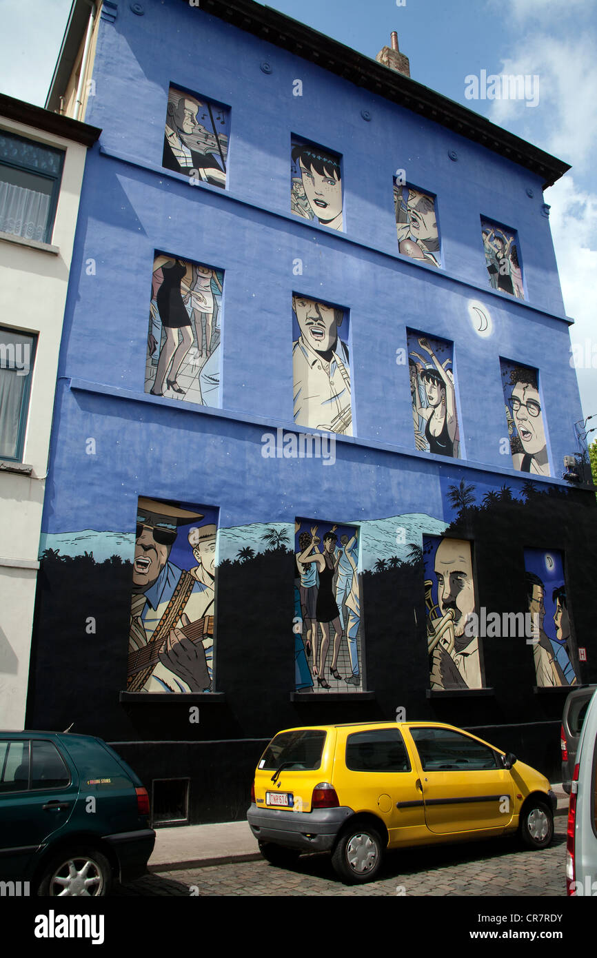 Gebäude mit blau gestrichenen Wand und Wandgemälde von Menschen tanzen und trinken durch die Fenster Rue De La Poudriè Brüssel Belgien Stockfoto