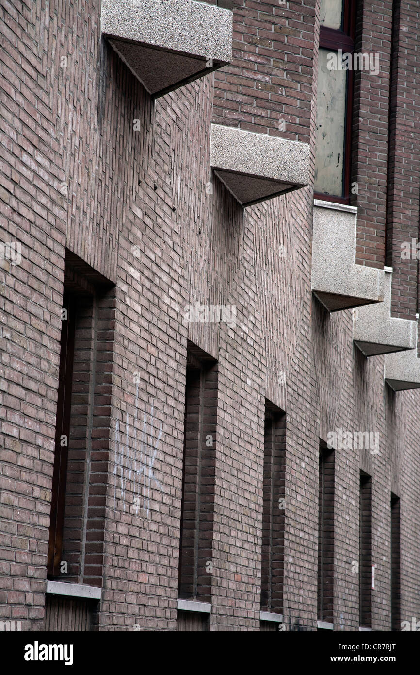 Eckige Fenster auf eine moderne Gebäude-Fassade an der Rue des Fabriques 21, Brüssel, Belgien Stockfoto