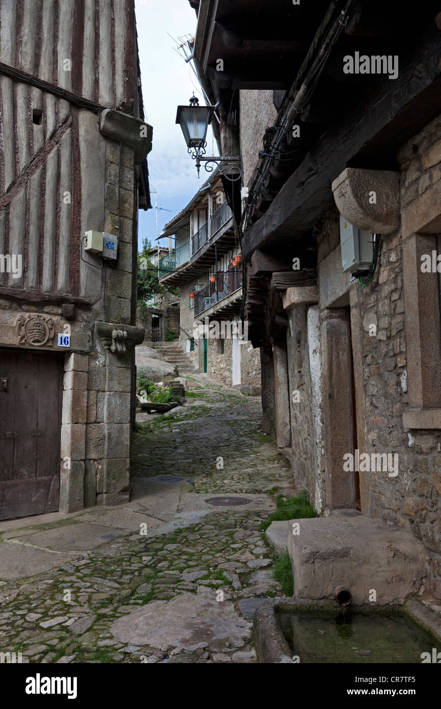 Straßenszene in das Dorf La Alberca in der abgelegenen Sierra De La Peña de Francia, Provinz Salamanca, Spanien Stockfoto