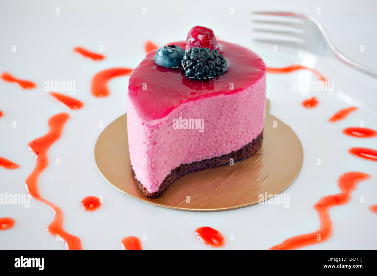 Rosa Mousse Torte in Form von Komma Stockfoto