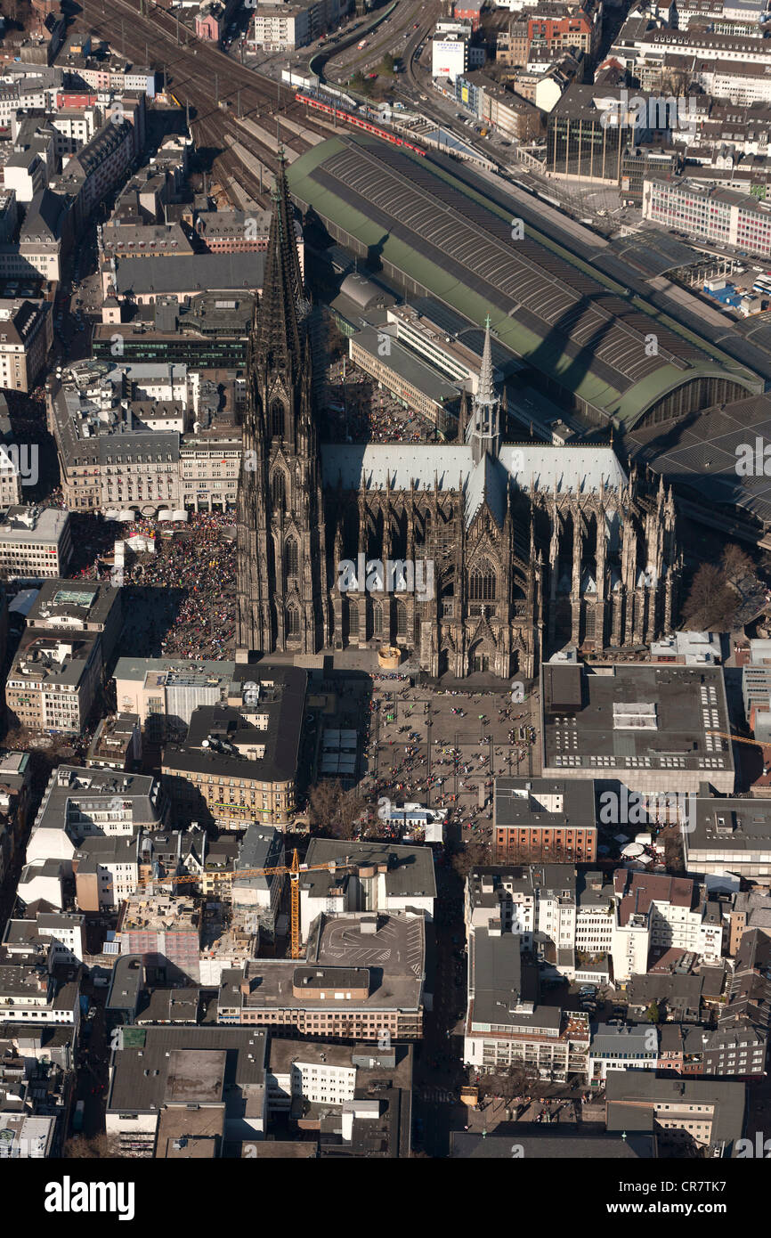Luftaufnahme, Straßenkarneval vor Kölner Dom, Altstadt, Köln, Rheinland, Nordrhein-Westfalen Stockfoto