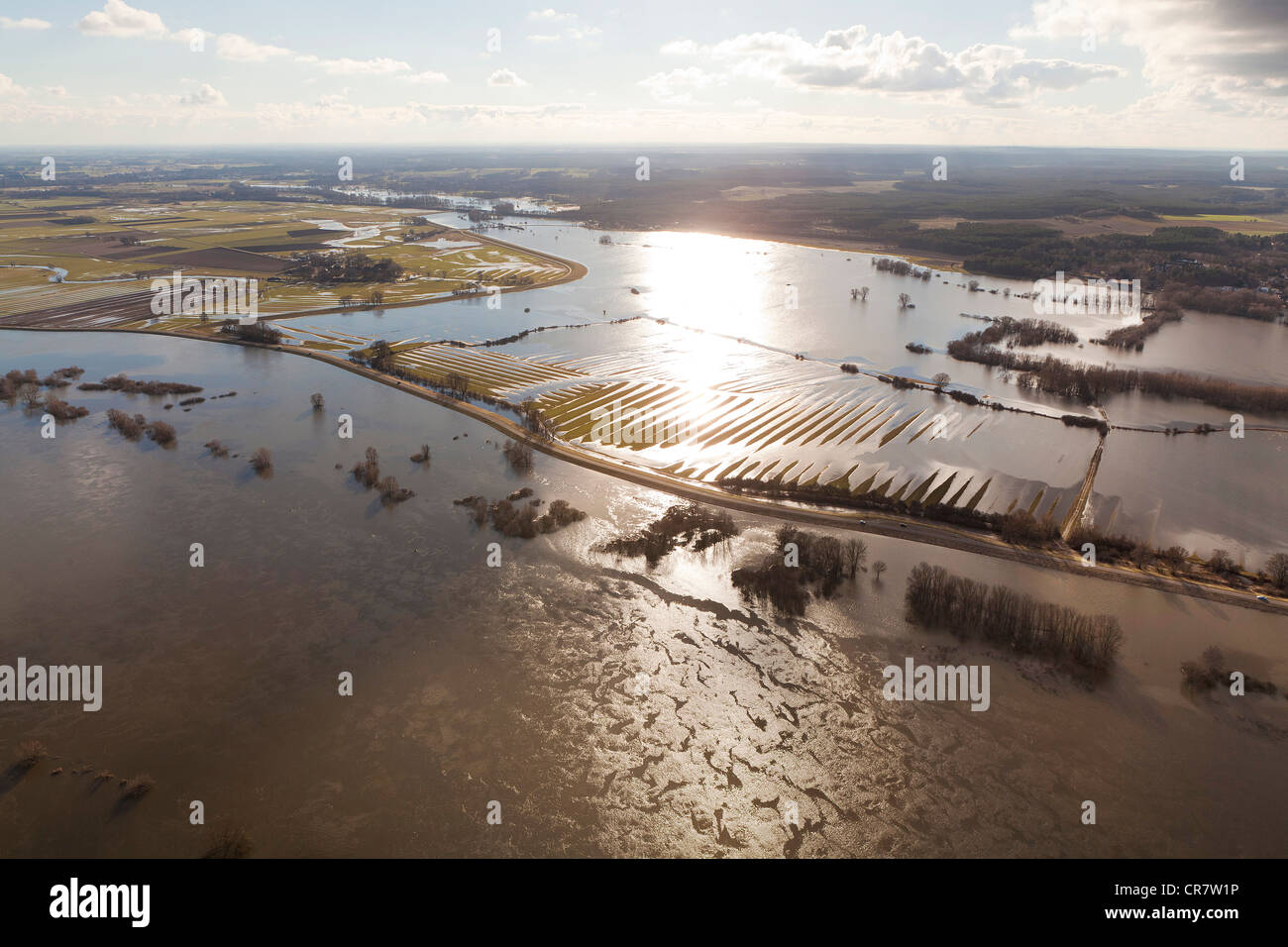 Luftaufnahme, Hitzacker auf dem Fluss Elbe, Sperrwerks, Elbe Valley Nature Park, winter Überschwemmungen, Niedersachsen, Deutschland, Europa Stockfoto