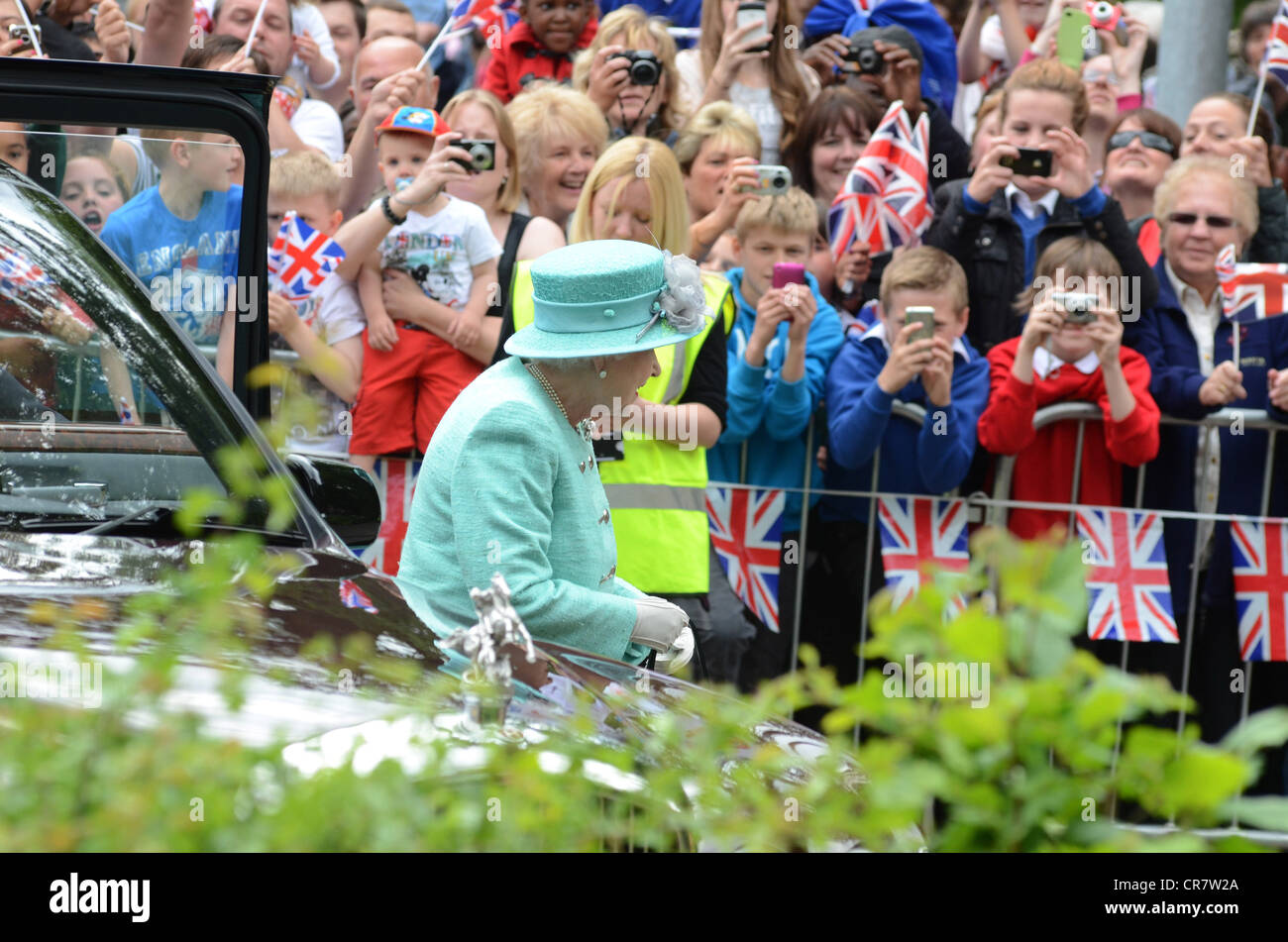 HM die Königin Corby Schwimmbad, Northamptonshire, 13. Juni 2012 zu besuchen. Foto von John Robertson. Stockfoto
