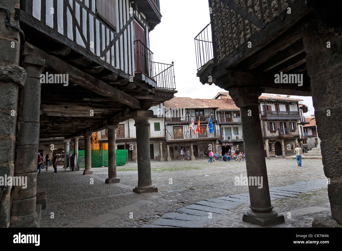 Blick auf den Hauptplatz (Plaza Mayor) durch die typischen architektonischen Säulen der Alberca Stadt, La Alberca, Salamanca Stockfoto