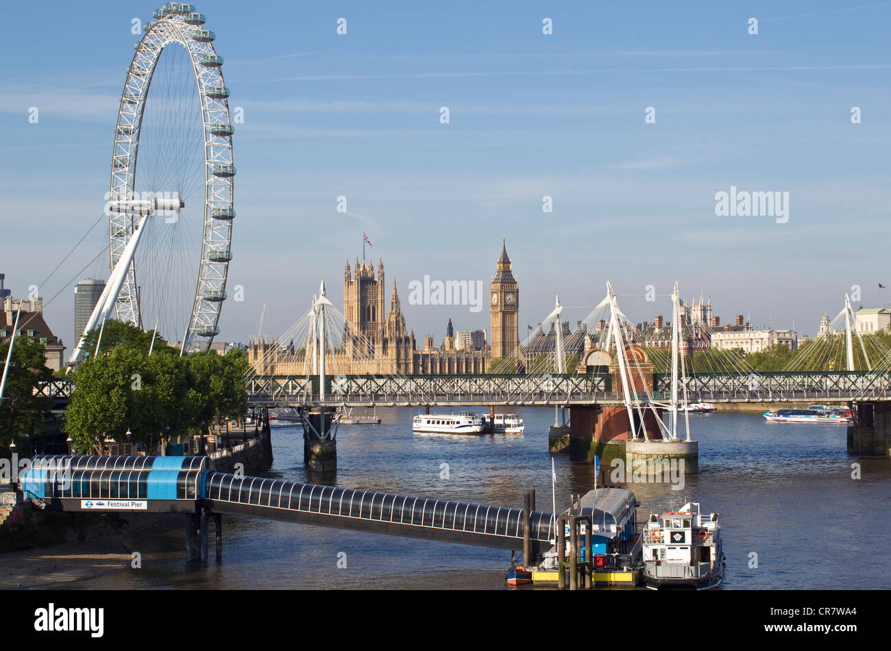 Westlich von Waterloo Bridge entlang der Themse zu sehen, über das London Eye und Palace of Westminster, London, England, UK Stockfoto