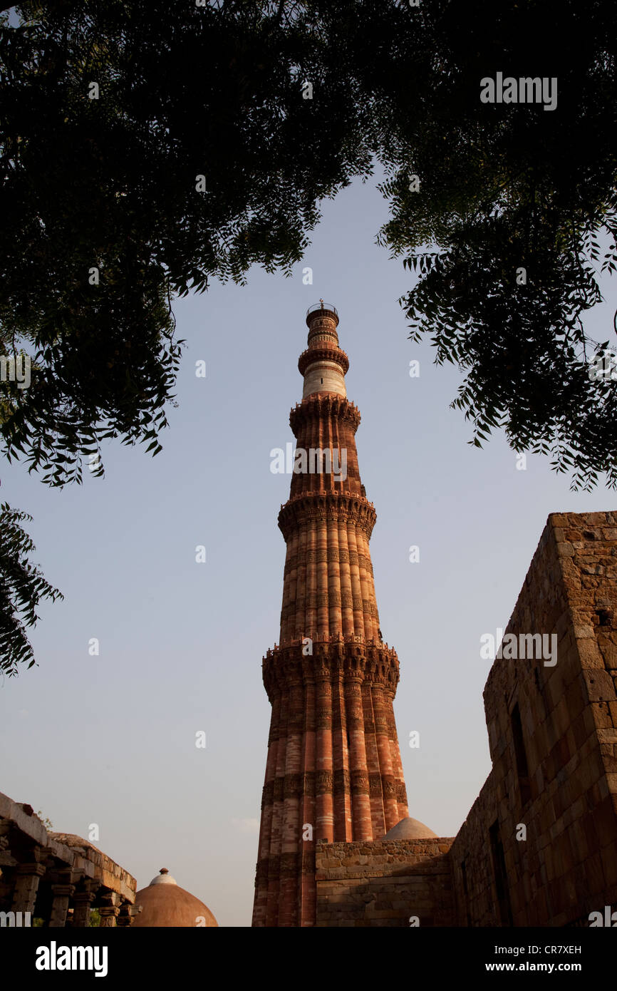 Gebaut im Jahre 1192 von Qutab-Ud-Din Aybak ist der fünfstöckige Sandstein Qutub Minar zum UNESCO-Weltkulturerbe. Stockfoto