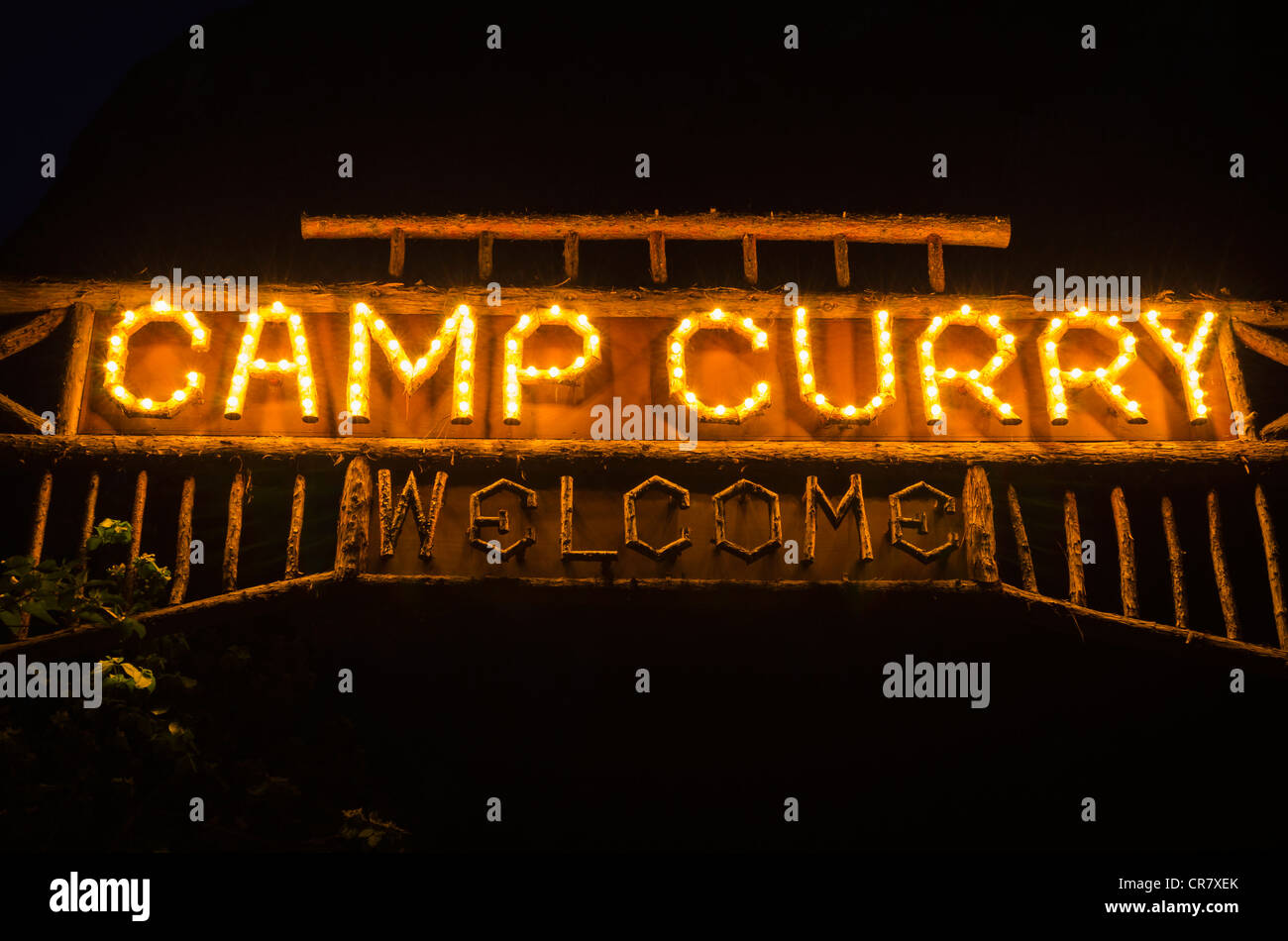 Camp-Curry-Zeichen in der Nacht, Yosemite-Nationalpark, Kalifornien USA Stockfoto