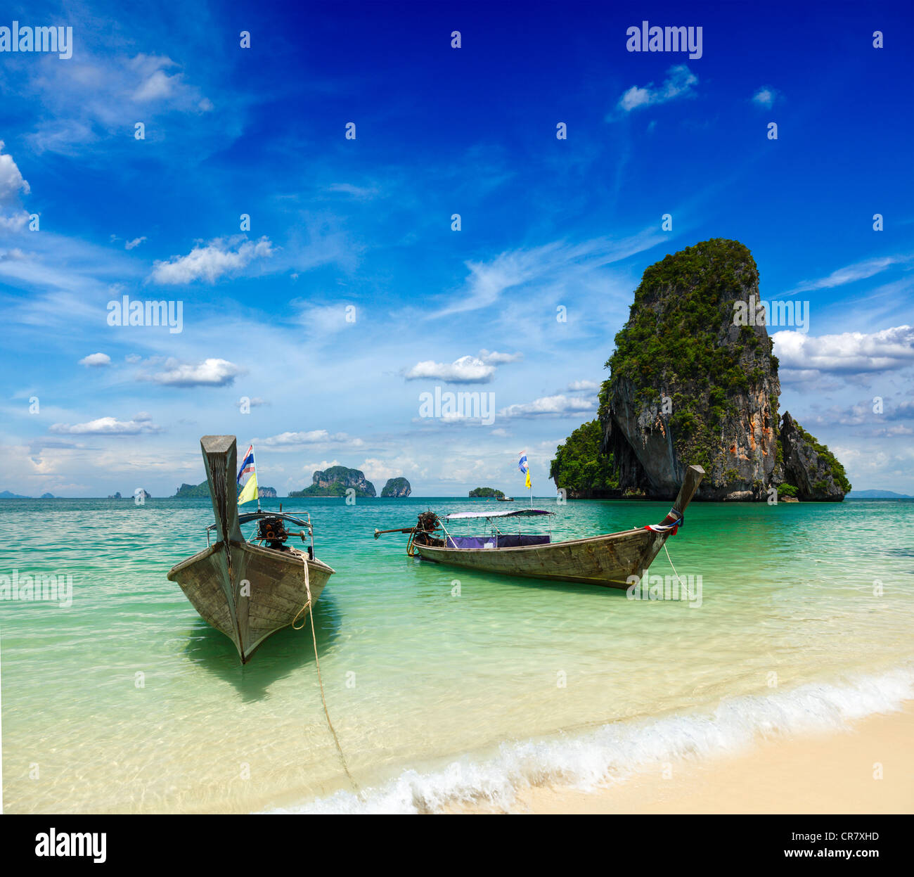 Longtail-Boot am tropischen Strand (located) und Rock, Krabi, Thailand Stockfoto