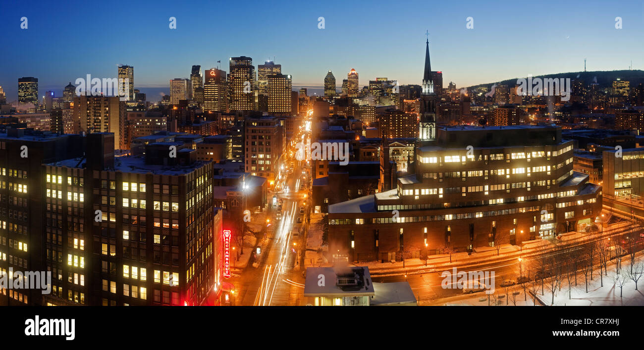 Kanada, Quebec, Montreal, Rue Ste-Catherine und der Innenstadt in der Nacht Stockfoto