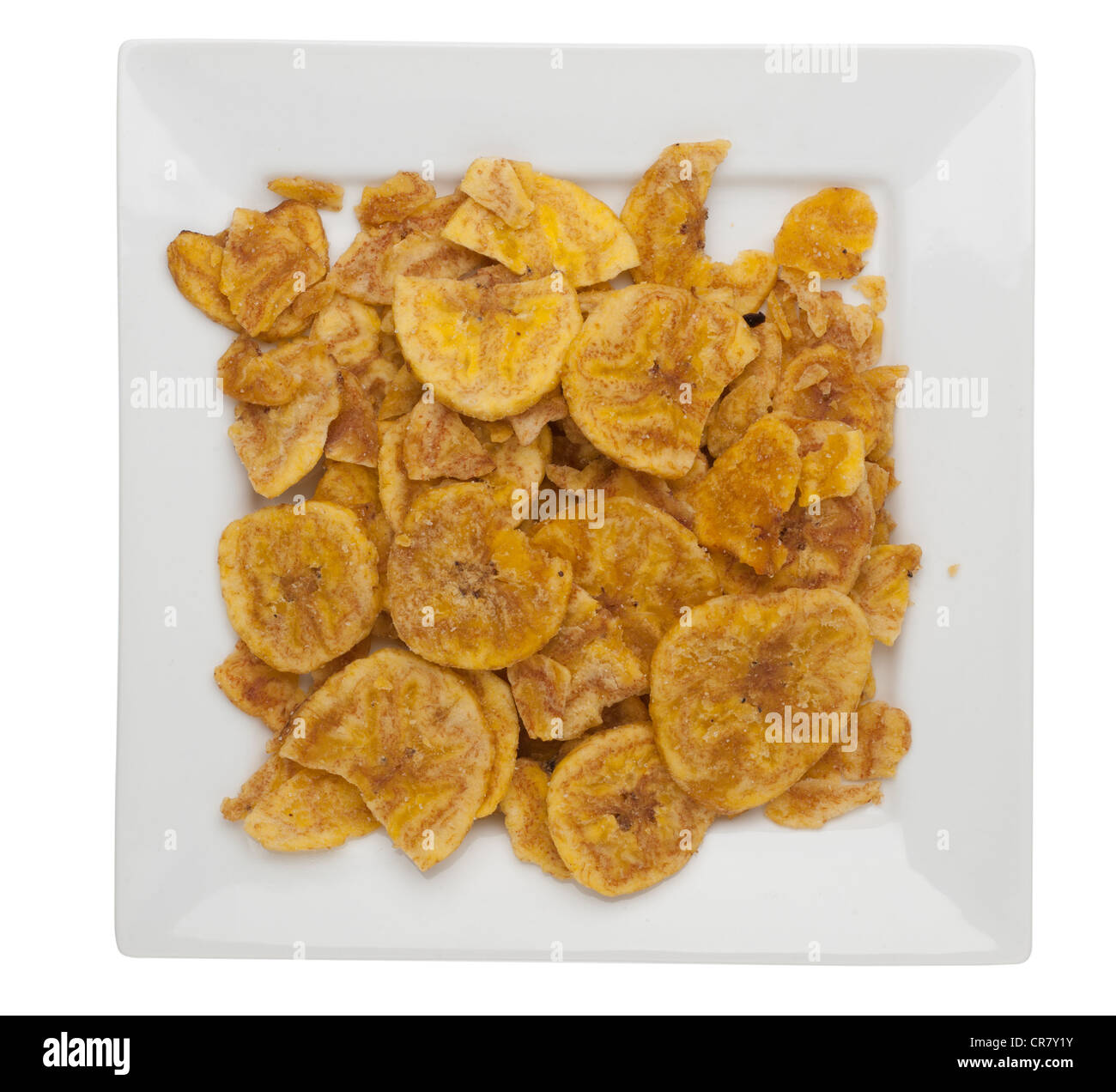 Haufen von Kochbananen Chips mit Meersalz auf weißen quadratischen Snack Platte Stockfoto