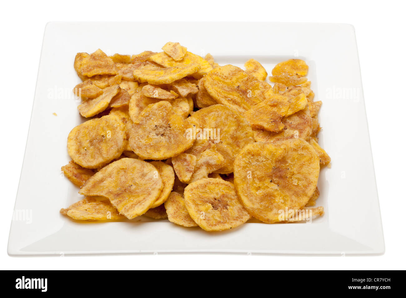 Haufen von Kochbananen Chips mit Meersalz auf weißen quadratischen Snack Platte Stockfoto