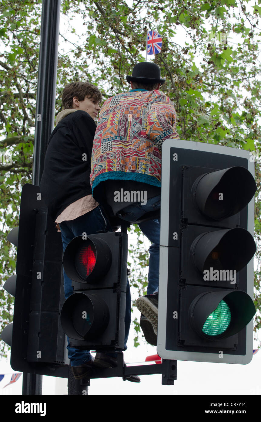 Zwei junge Männer auf Ampeln sehen Queen es Diamond Jubilee River Pageant feiern London Stockfoto