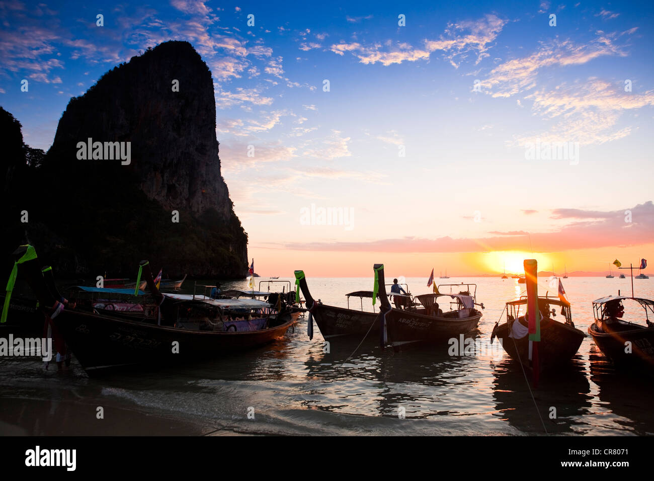 Thailand, Provinz Krabi, West Railay, Longtail-Boot (traditionelle Boote) Stockfoto