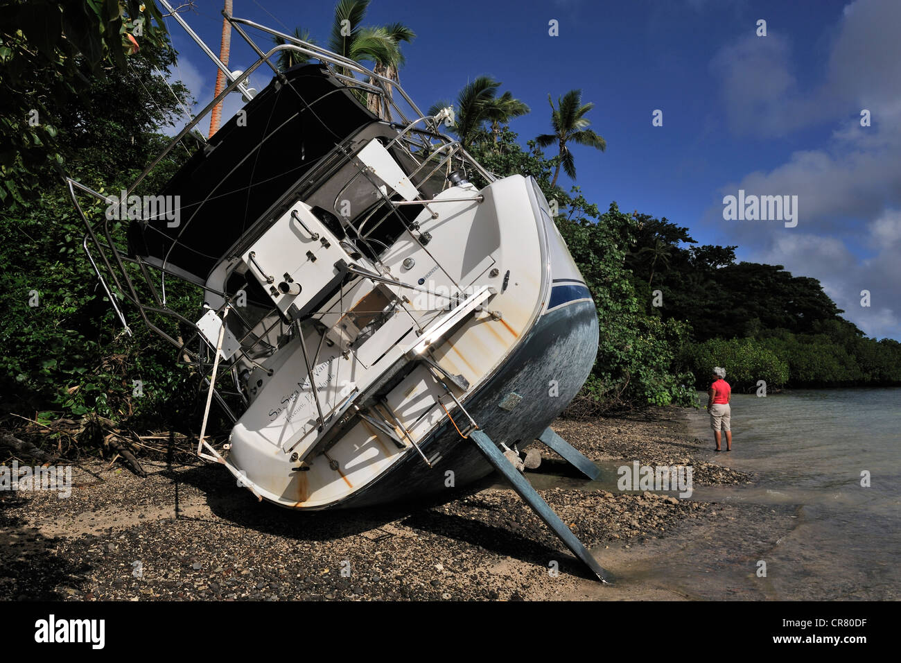 Yacht auf Grund gelaufen, geblasen auf Strand im Zyklon. Viani Bay, Vanua Levi, Fidschi. Stockfoto