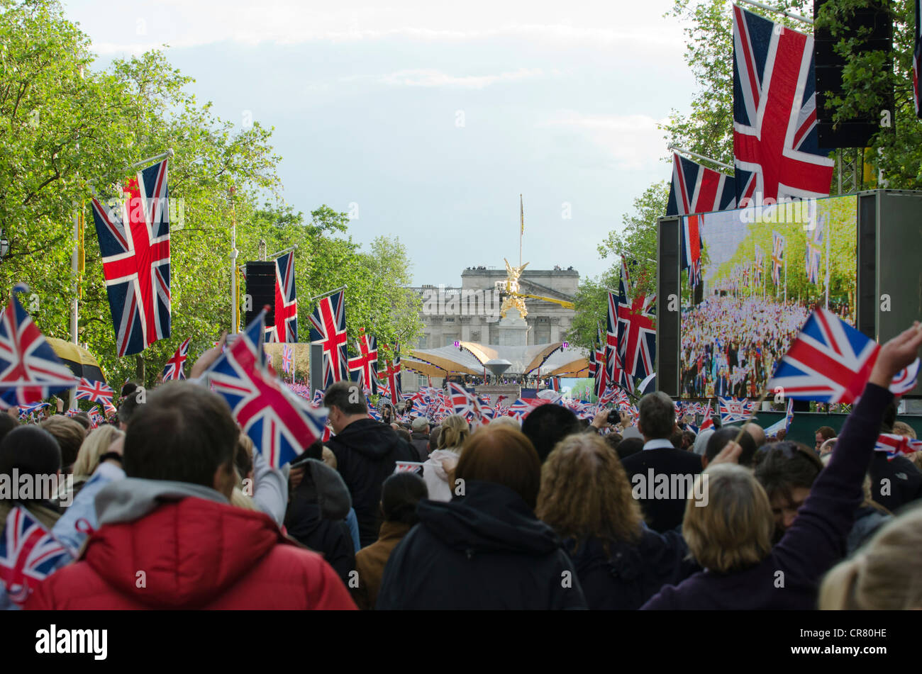 Der Königin Diamond Jubilee feiern Nachtschwärmer warten Popkonzert in der Mall Montag, 4. Juni 2012 Stockfoto