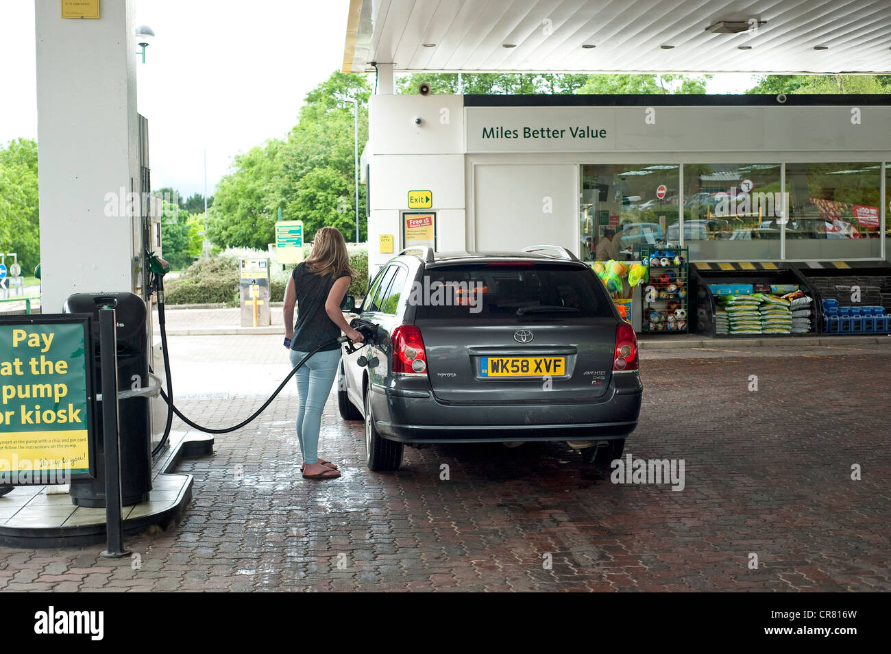 Cornwall, England, UK - eine Frau-Mann sein Auto mit Füllung bleifreies Benzin an einem Seitenarm des Tesco, UK Stockfoto