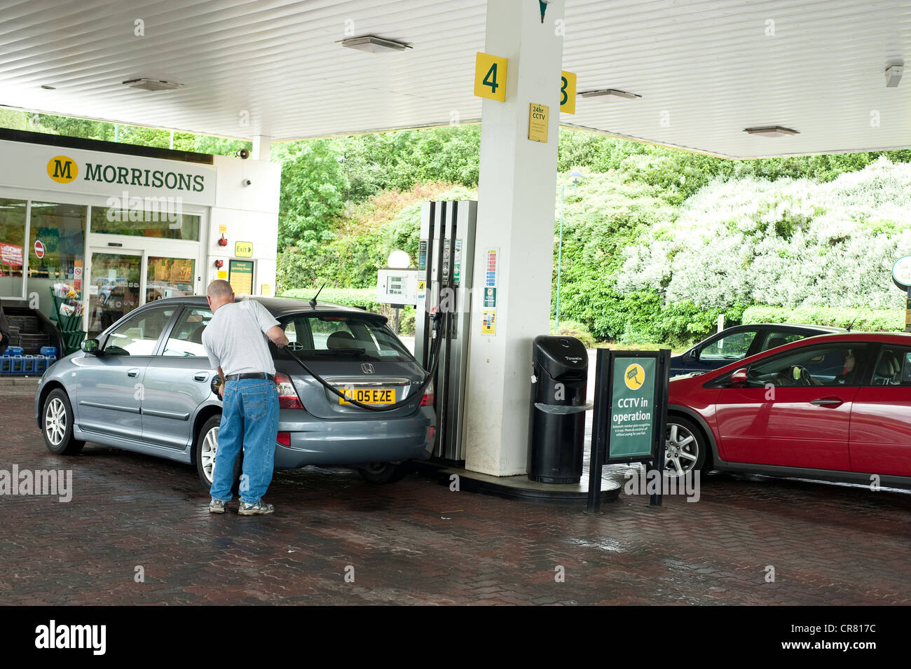 Cornwall, England, UK - ein Mann, der sein Auto mit Füllung bleifreies Benzin an einem Seitenarm des Tesco, UK Stockfoto