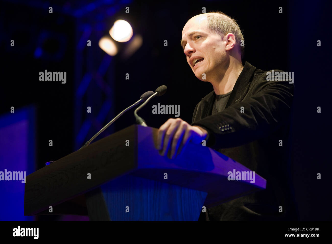 Alain de Botton, Schweizer Schriftsteller, Philosoph, Fernsehmoderator, abgebildet auf der Telegraph Hay Festival 2012, Hay-on-Wye, Powys, Wales, UK Stockfoto