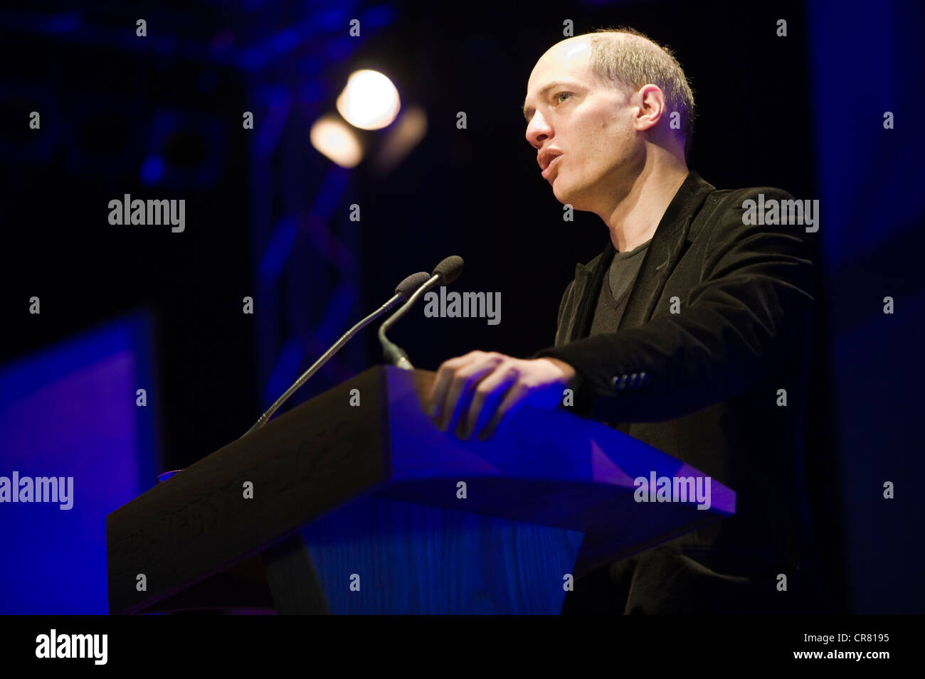 Alain de Botton, Schweizer Schriftsteller, Philosoph, Fernsehmoderator, abgebildet auf der Telegraph Hay Festival 2012, Hay-on-Wye, Powys, Wales, UK Stockfoto