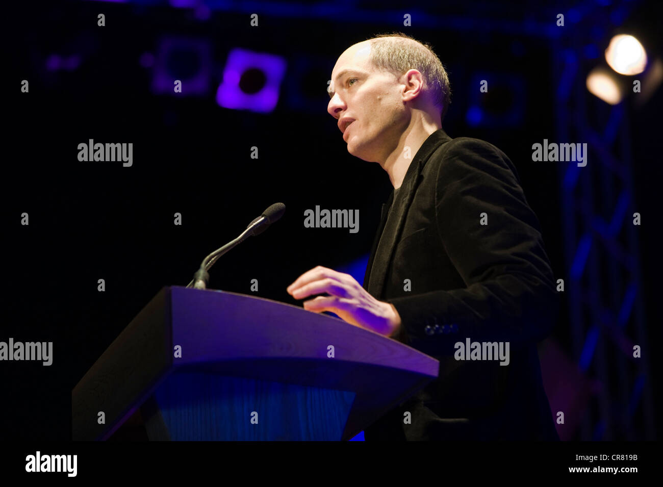 Alain de Botton, Schweizer Schriftsteller, Philosoph, Fernsehmoderator, abgebildet auf der Telegraph Hay Festival 2012, Hay-on-Wye, Powys, Wales, UK Stockfoto