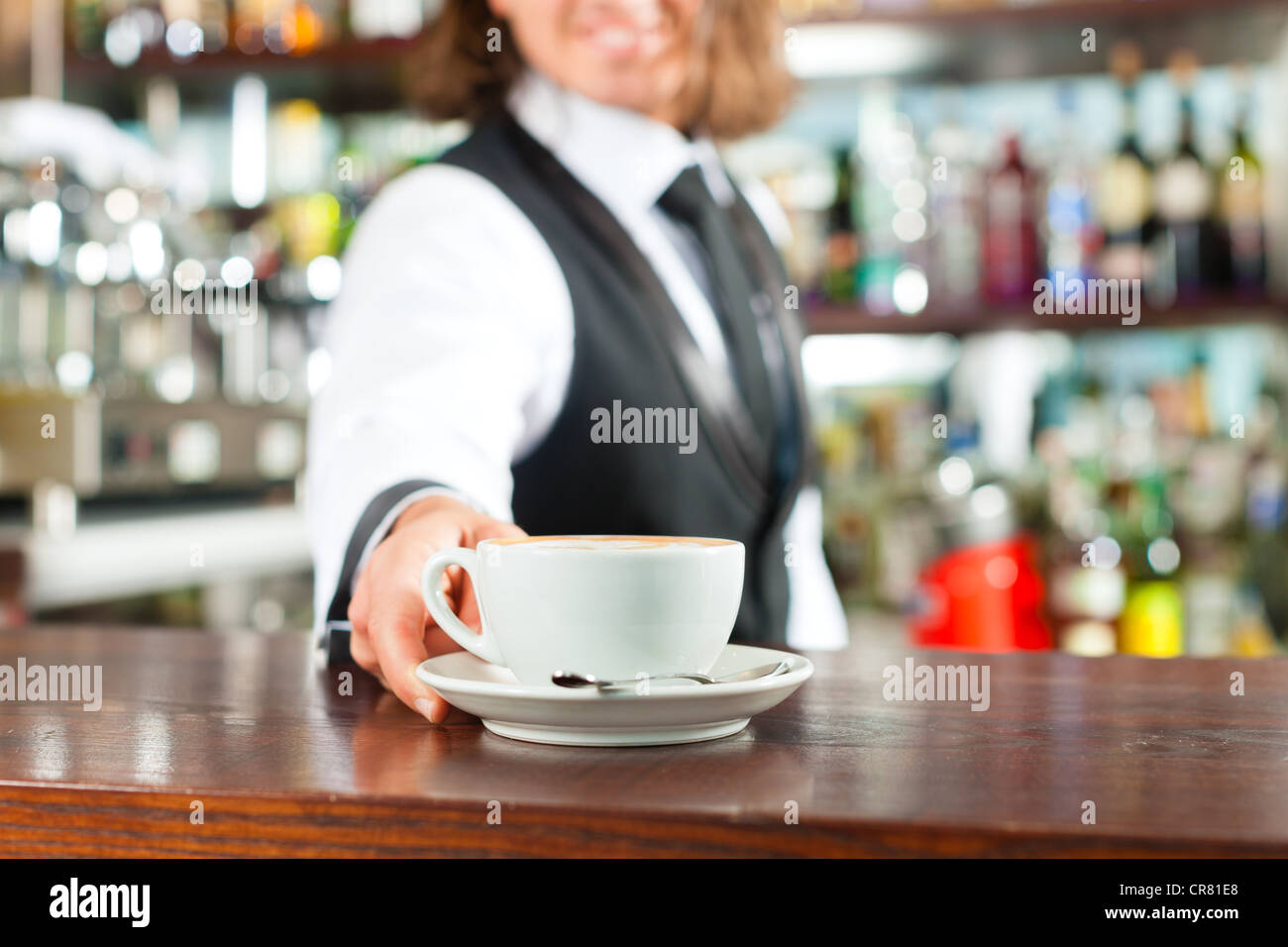 Barista Cappuccino in seinem Coffeeshop oder Café machen Stockfoto