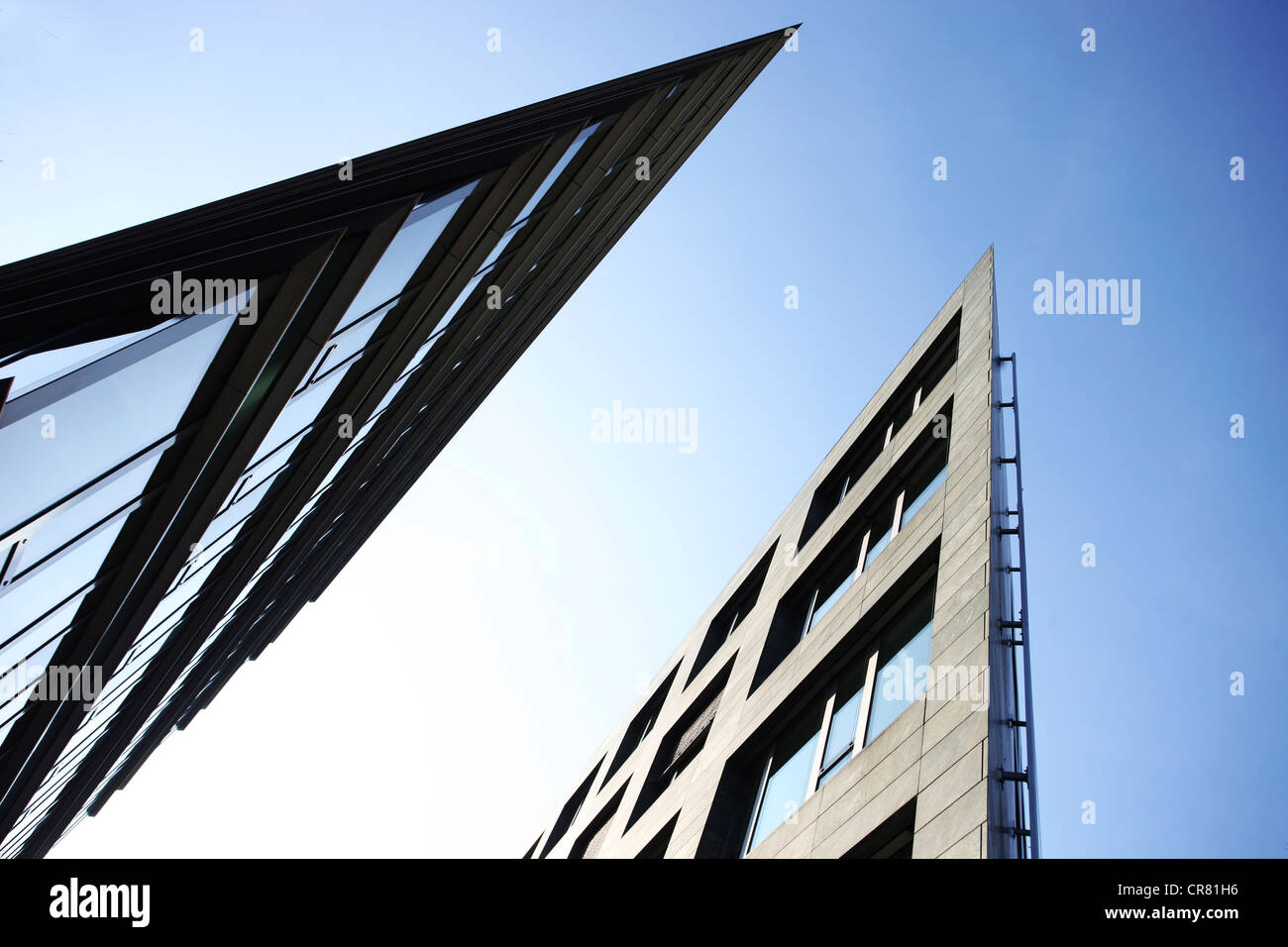 Colonius Carré Bürogebäude gegen blauen Himmel mit Kondensstreifen, Bezirk Ehrenfeld, Köln, Nordrhein-Westfalen Stockfoto