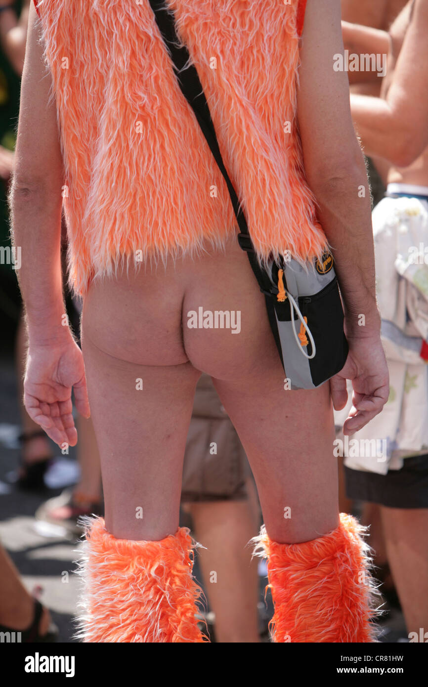 Mann trägt eine plüschige-Outfit mit nackten Po, Christopher Street Day, Cologne, Nordrhein-Westfalen, Deutschland, Europa Stockfoto