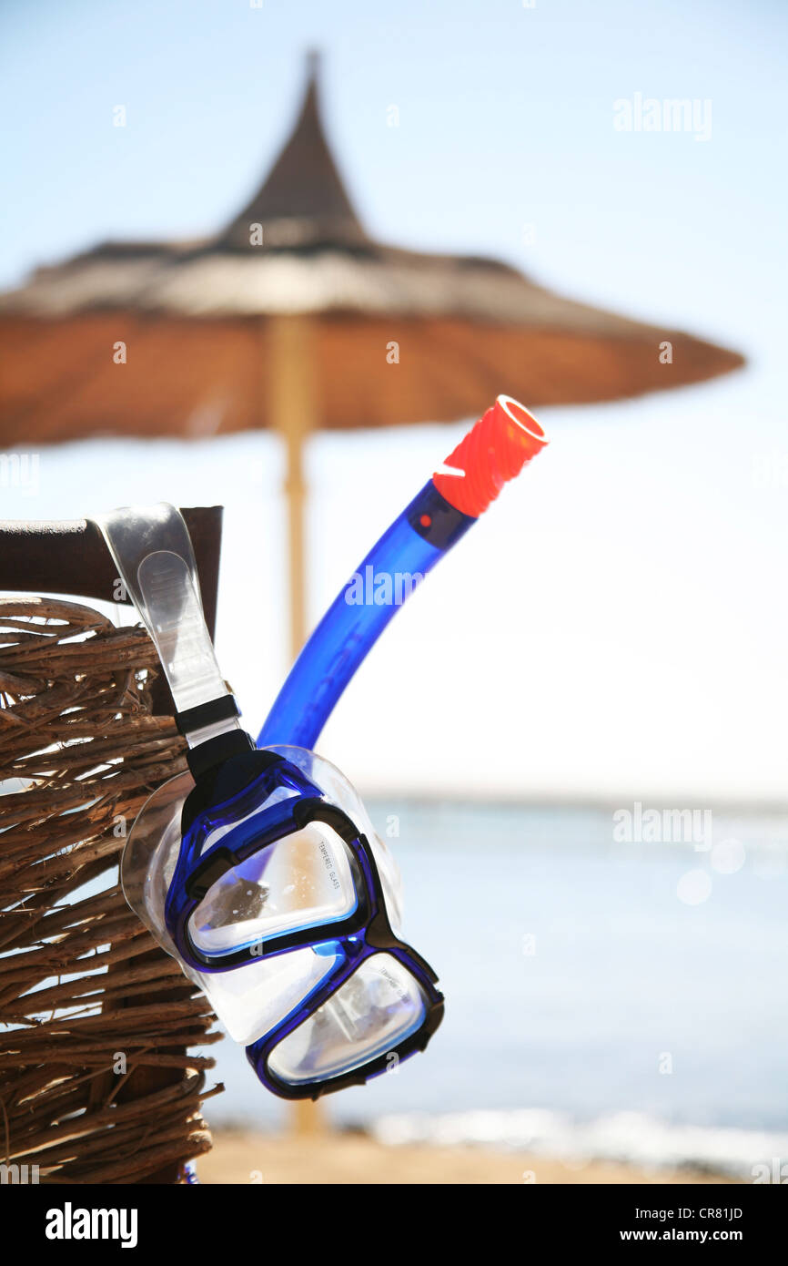 Tauch Brille mit einem Schnorchel am Strand mit einem Sonnenschirm, Hurghada, Ägypten, Rotes Meer, Afrika Stockfoto