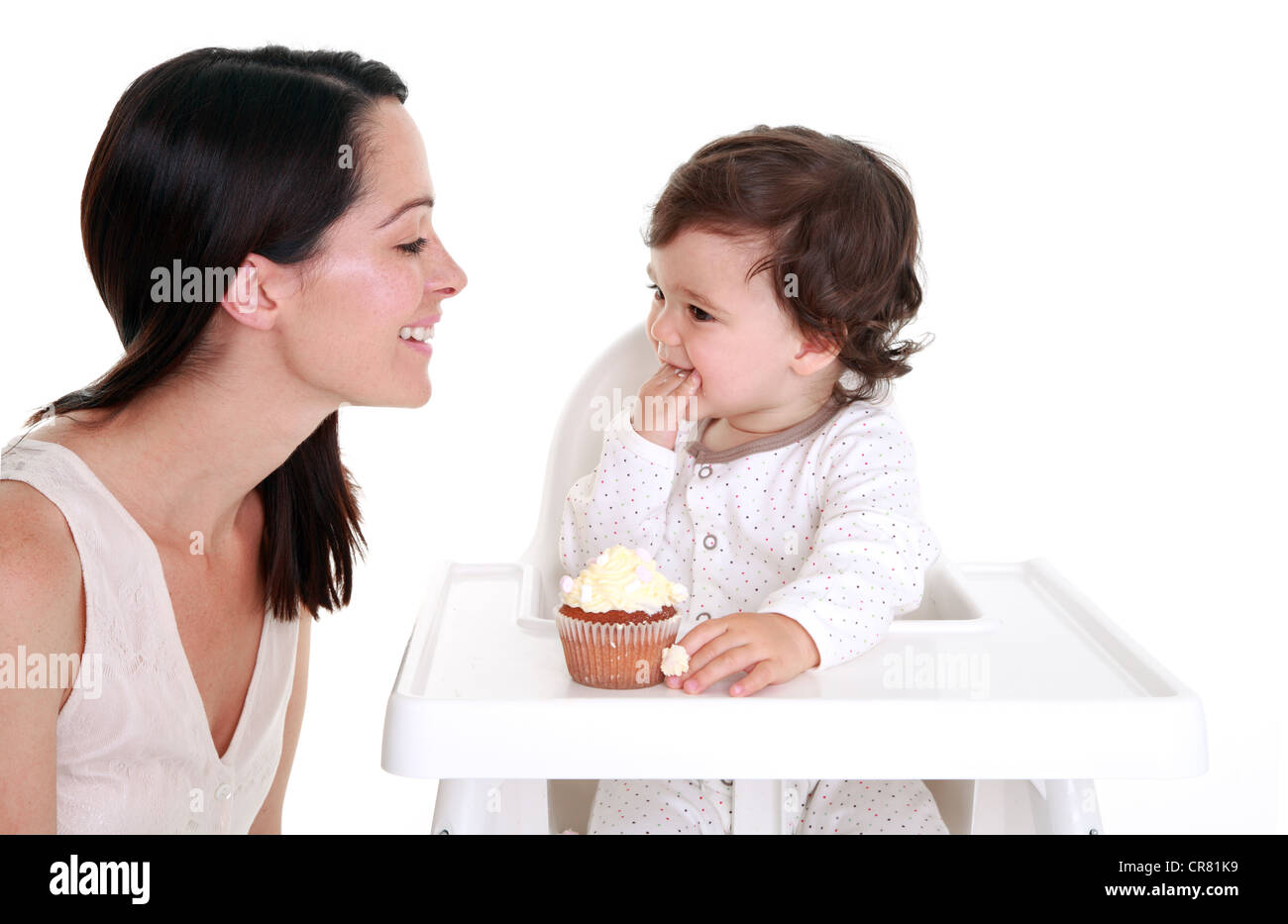 Mutter und Kind im Hochstuhl Cupcake Essen Stockfoto