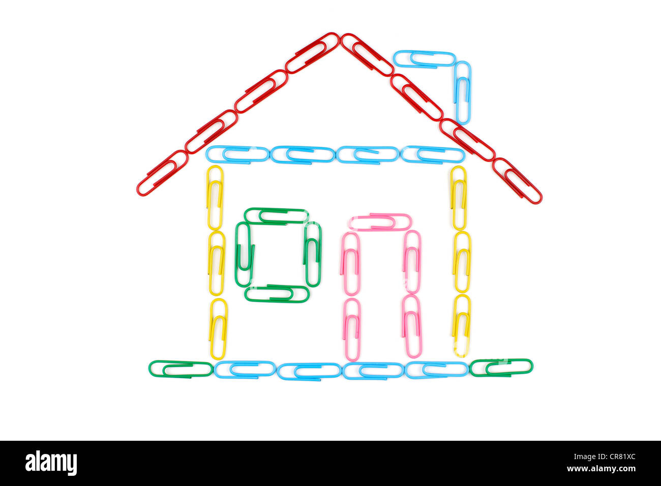 Haus aus farbigen Büroklammern, symbolisches Bild für den Hausbau Stockfoto