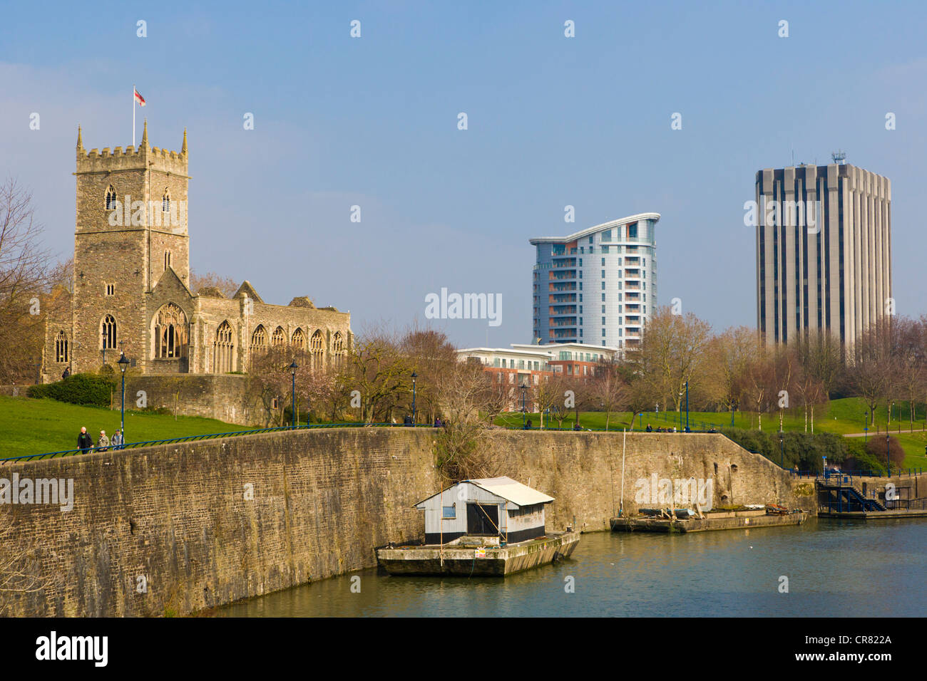 Fluß Avon, Schlosspark, Schloss grün, mit St.-Peter Kirche, Harvey Nichols Wohnturm und Castlemead von Bristol Brücke Stockfoto