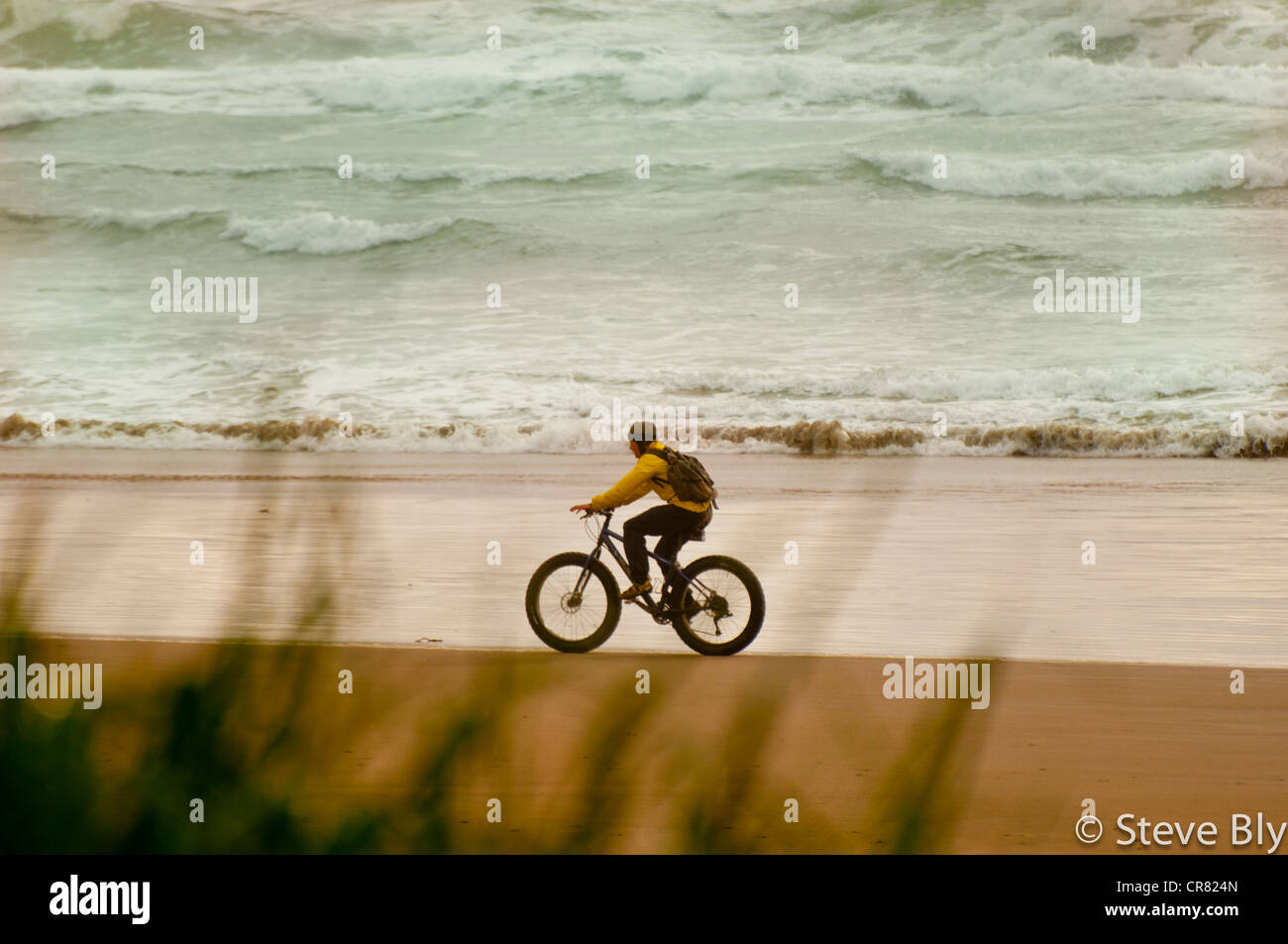 Genießen Sie eine Radtour Canon Strand, Pacific Northwest Coast of Oregon Biker. Stockfoto