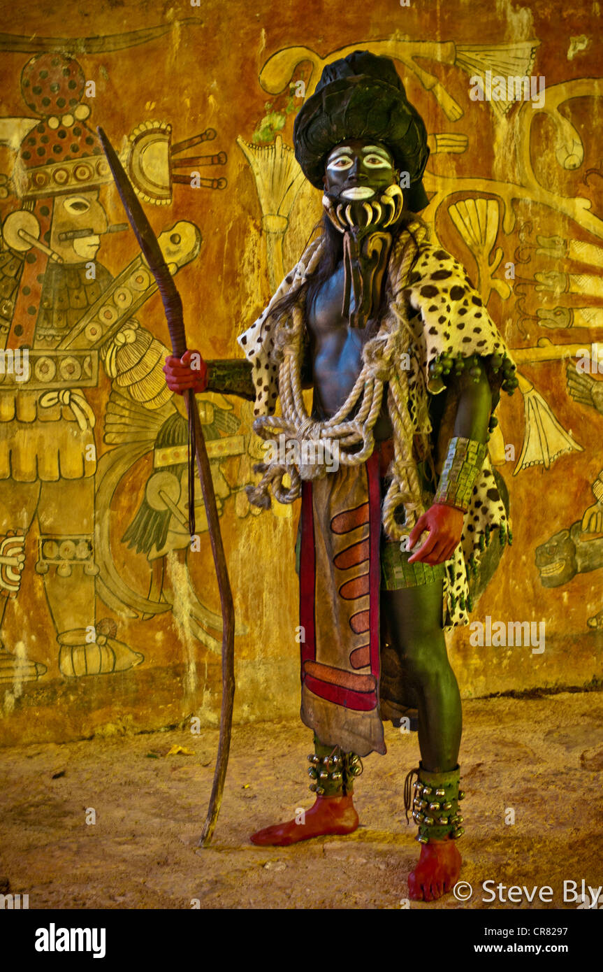 Ein Maya Schauspieler/Tänzer Ek Chuah (Lord von Kakao) Durchführung einer Maya-Rituals im Xcaret Park, Rviera Maya, Mexiko Stockfoto
