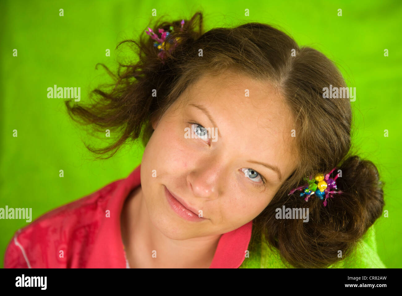 Porträt von 18 Jahre alten Mädchen mit zwei Zöpfen und Handtuch Stockfoto