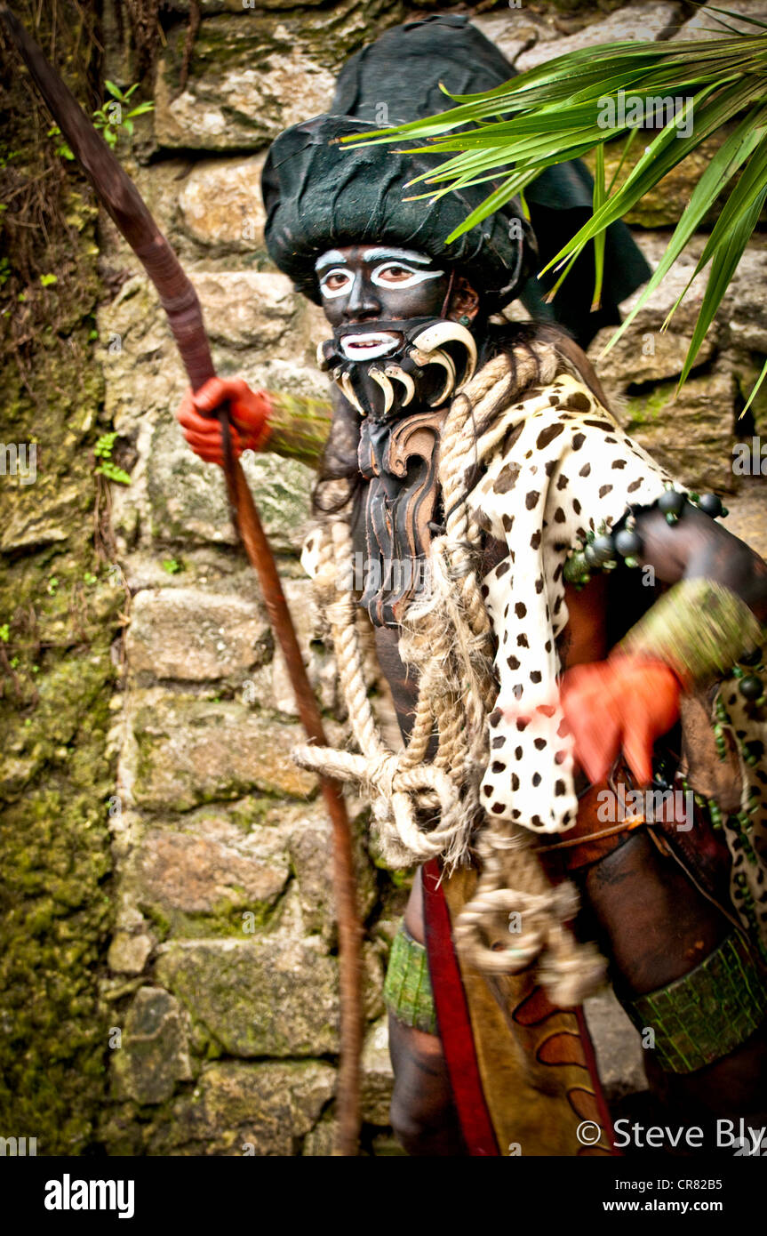Ein Maya Schauspieler/Tänzer Ek Chuah (Lord von Caco) Durchführung einer Maya-Rituals im Xcaret Park, Riviera Maya, Mexiko Stockfoto