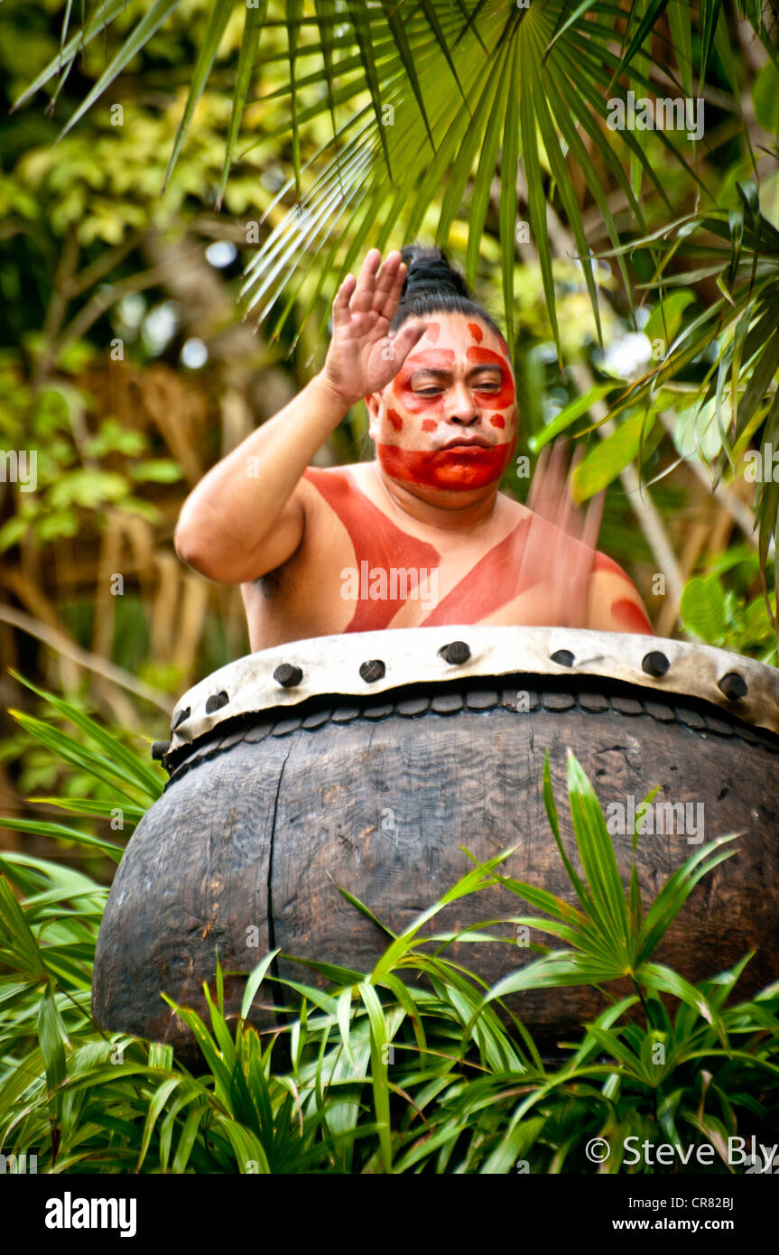 Eine Maya-Fokllore-Ritual erfolgt durch eine Trommel Performer im Xcaret Park, Riviera Maya, Quintana Roo, Mexiko Stockfoto