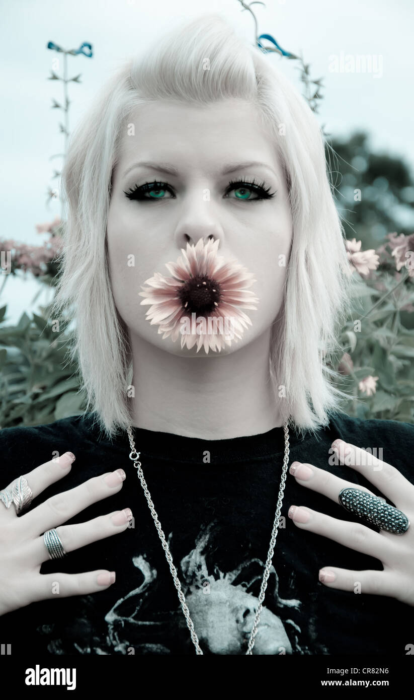 Foto von ein alternatives Modell mit einer Blume im Mund. Stockfoto