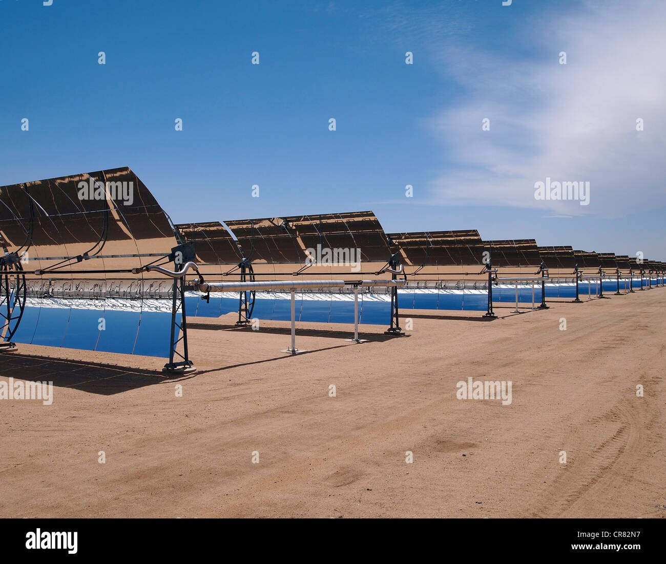Eine Reihe von solar Spiegel in der Mojave-Wüste. Stockfoto