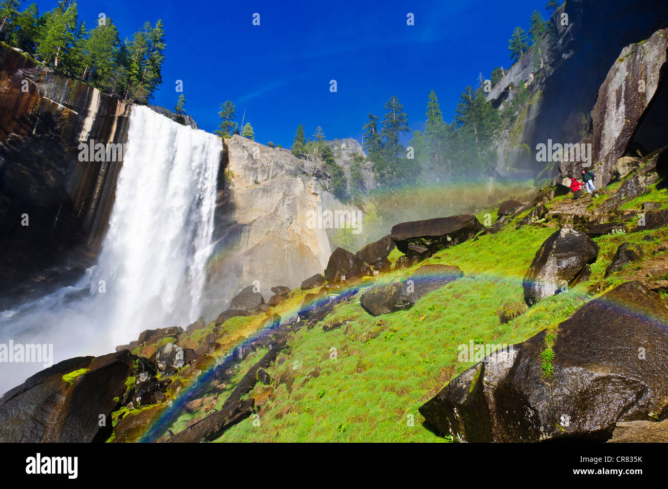 Vernal Falls und Wanderer auf den Spuren von Nebel, Yosemite-Nationalpark, Kalifornien USA Stockfoto