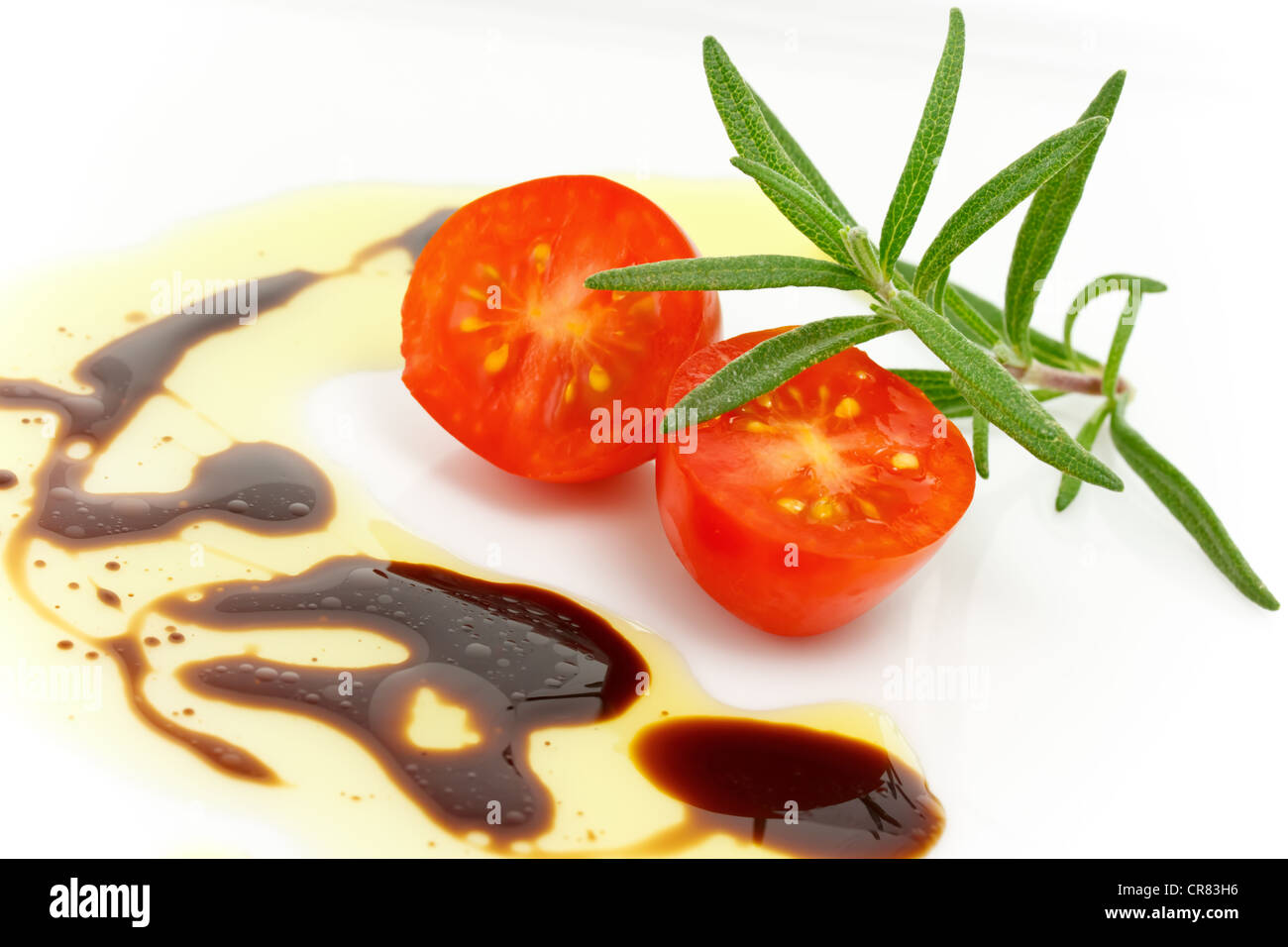 Gourmet-Salat aus frischen Eiertomaten mit Rosmarin-Olivenöl und Essig Stockfoto