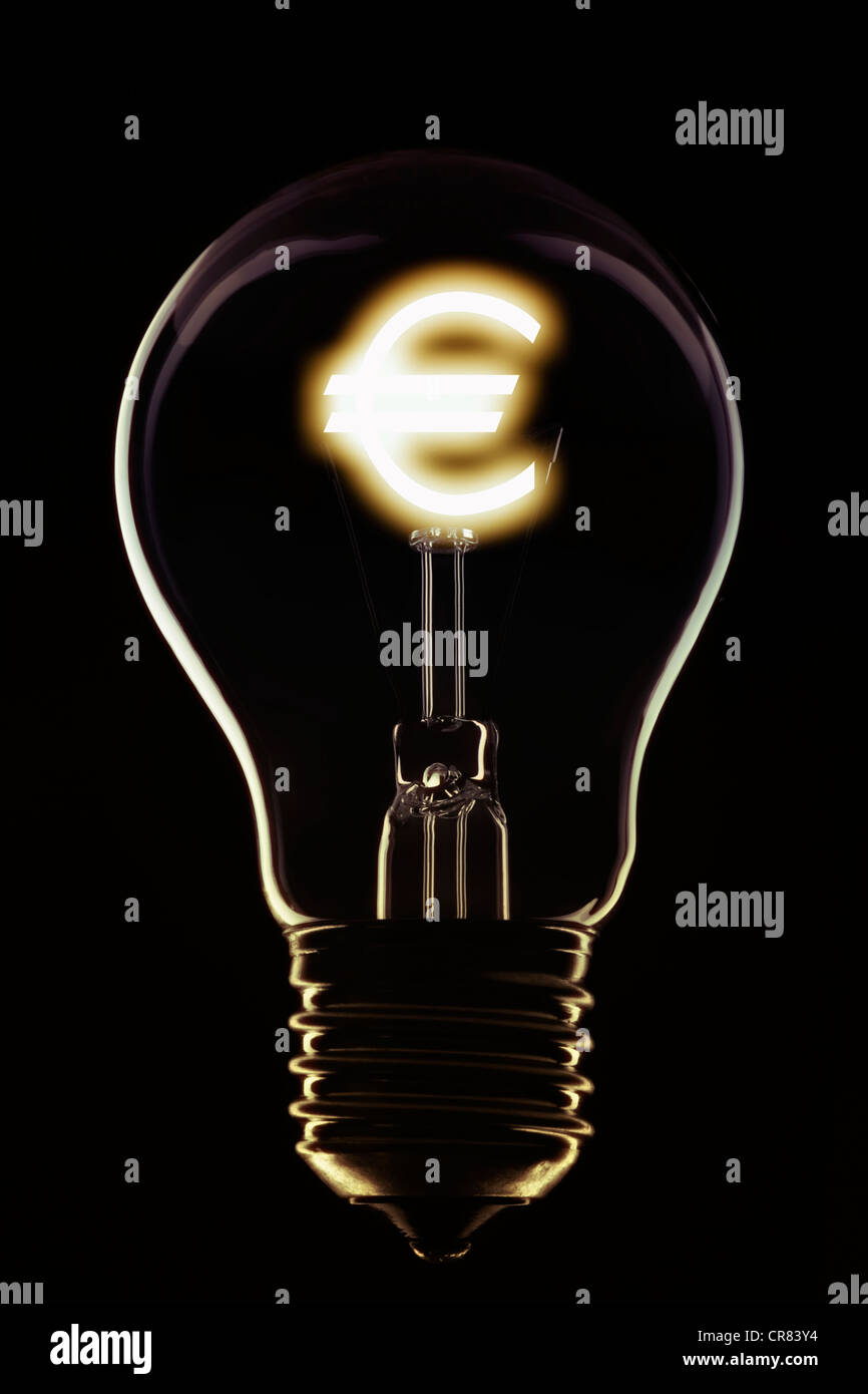 Glühbirne mit Euro-Währung-Zeichen als Filament, symbolisches Bild, Euro-Krise Stockfoto