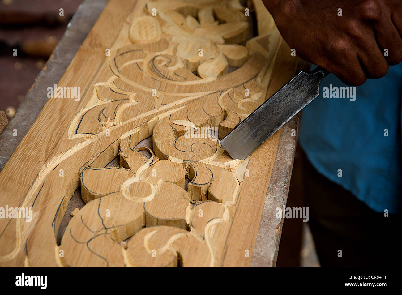 Detaillierten Holzkunst mit schönen grafischen Elementen. Mombasa, Kenia, Ostafrika. Stockfoto